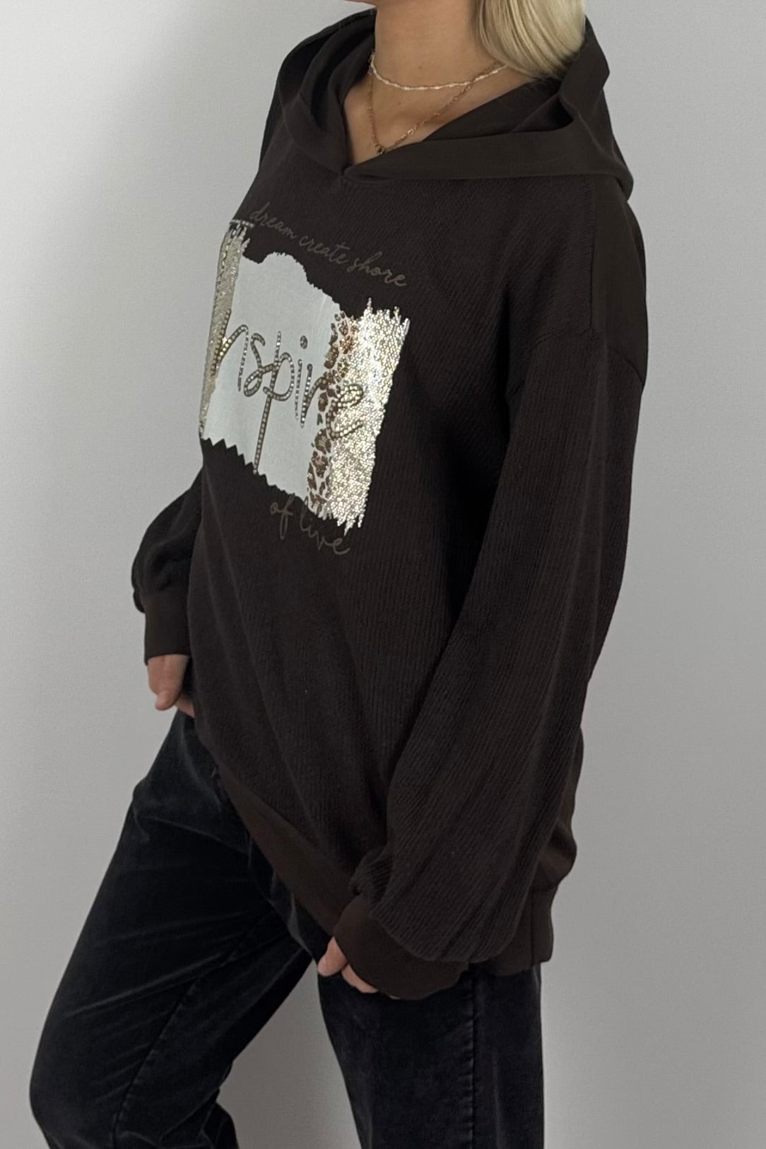 Damen Pullover mit Kapuze & Inspire-Print – Schoko