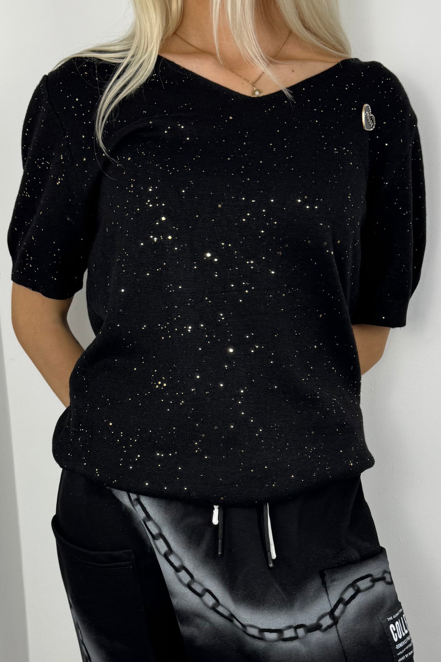 Damen Shirt mit Herz-Detail und Glitzer-Akzenten -Schwarz