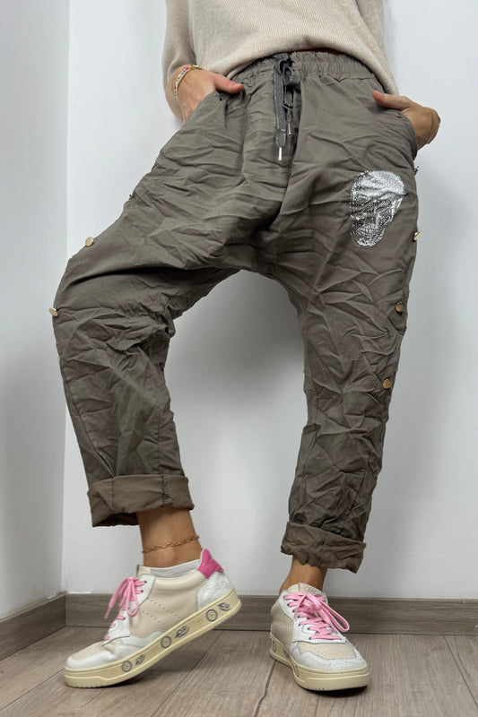 Bequeme Hose mit Strass-Totenkopf und Knopfleiste-Mud