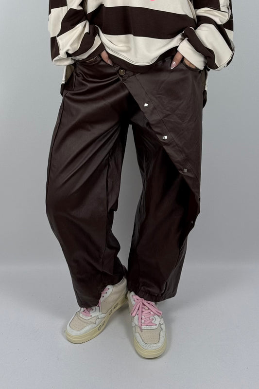 Damen Lederlook-Hose mit asymmetrischem Detail – Schoko
