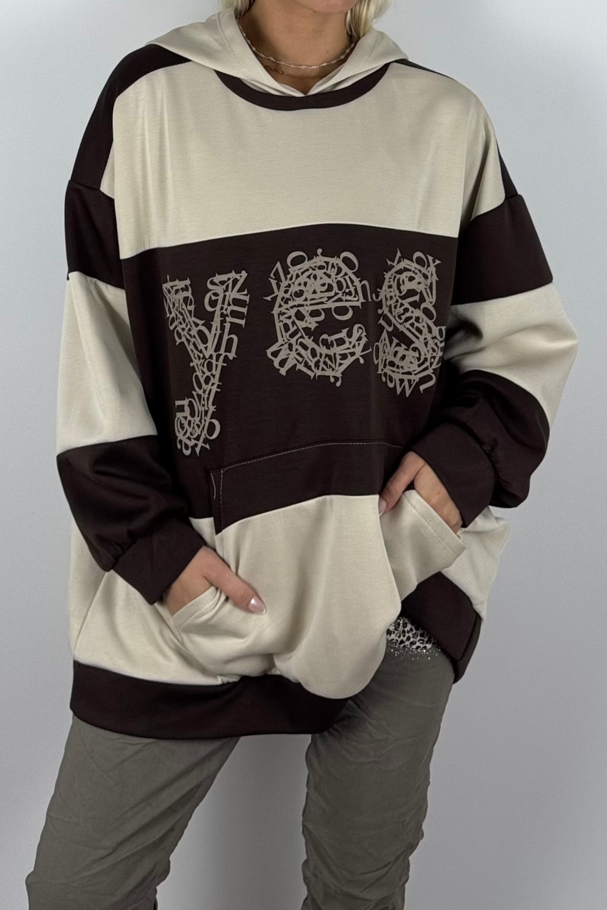 Damen Oversize-Hoodie mit Statement-Print-Schoko
