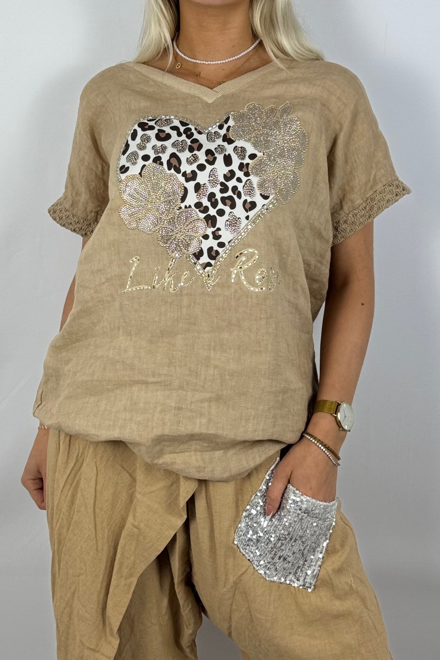 Leinen-Shirt mit Herzmotiv und Strass-Hell Kamel