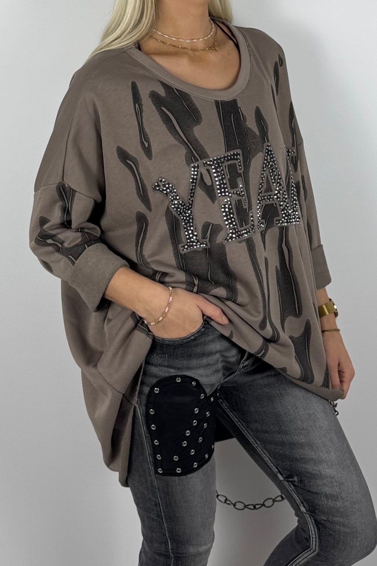Damen-Sweatshirt mit „YEAH“-Schriftzug und Glitzersteinen-Mud