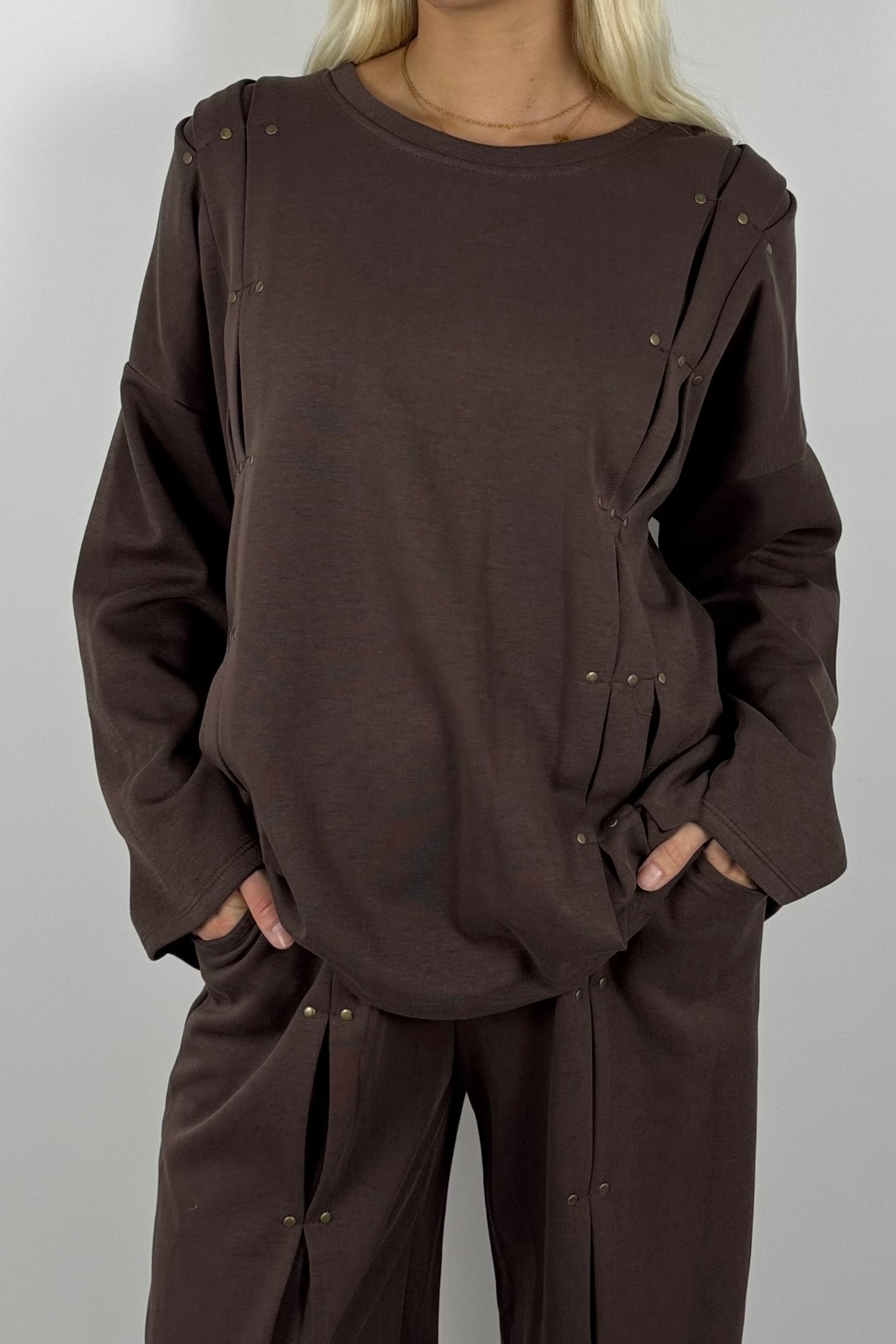 Damen Oversize Sweatshirt mit Nieten & Faltendetails – Schoko