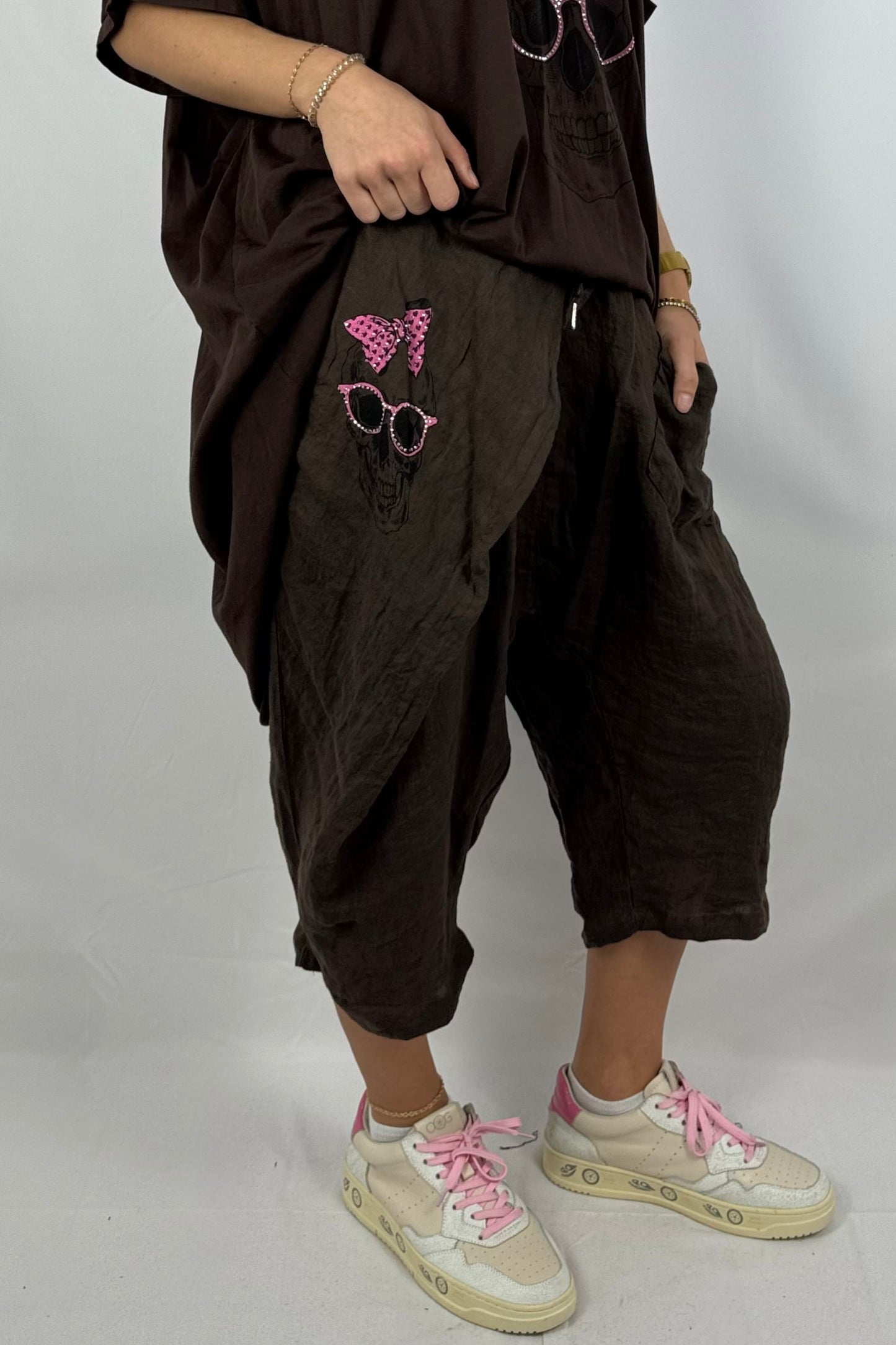 Leinen-Shorts mit Skull-Print & Neon-Details-Schoko