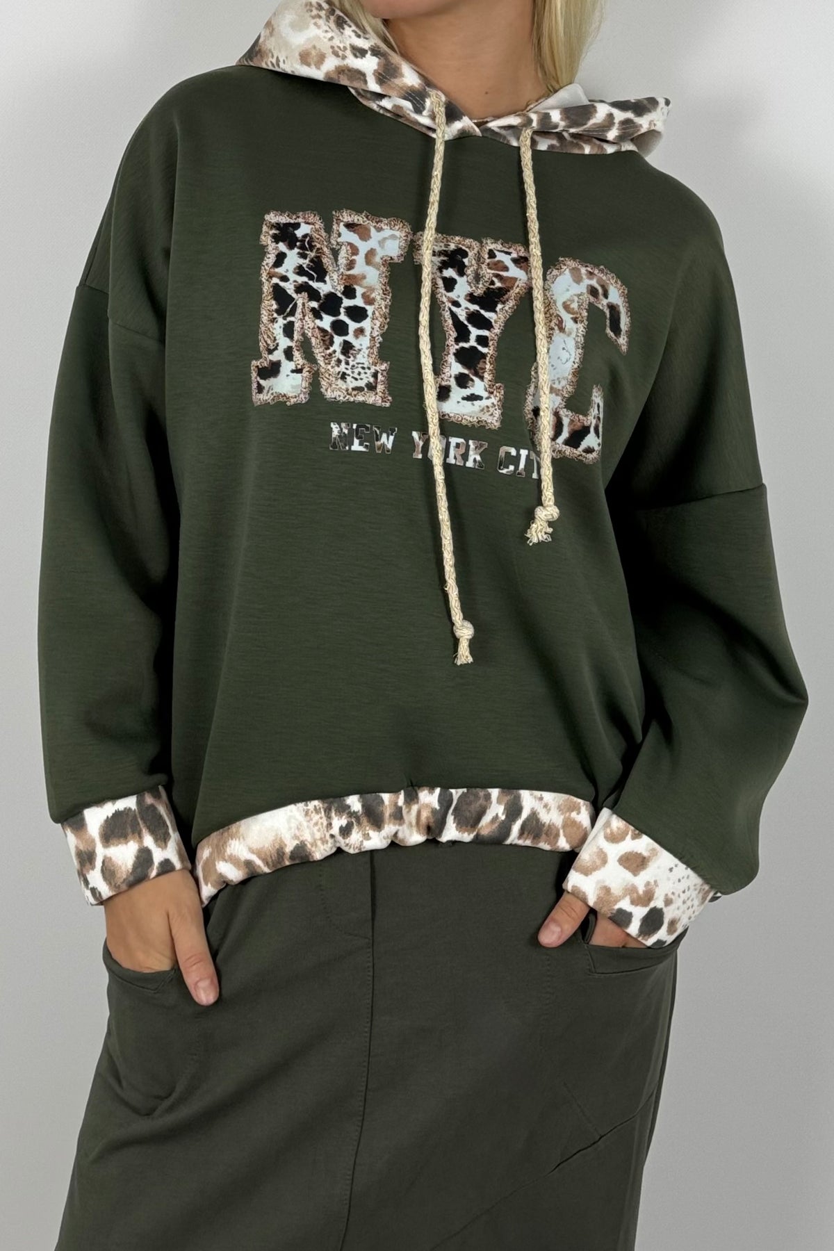 Oversize Pullover mit Kapuze & NYC Leo-Print – Khaki