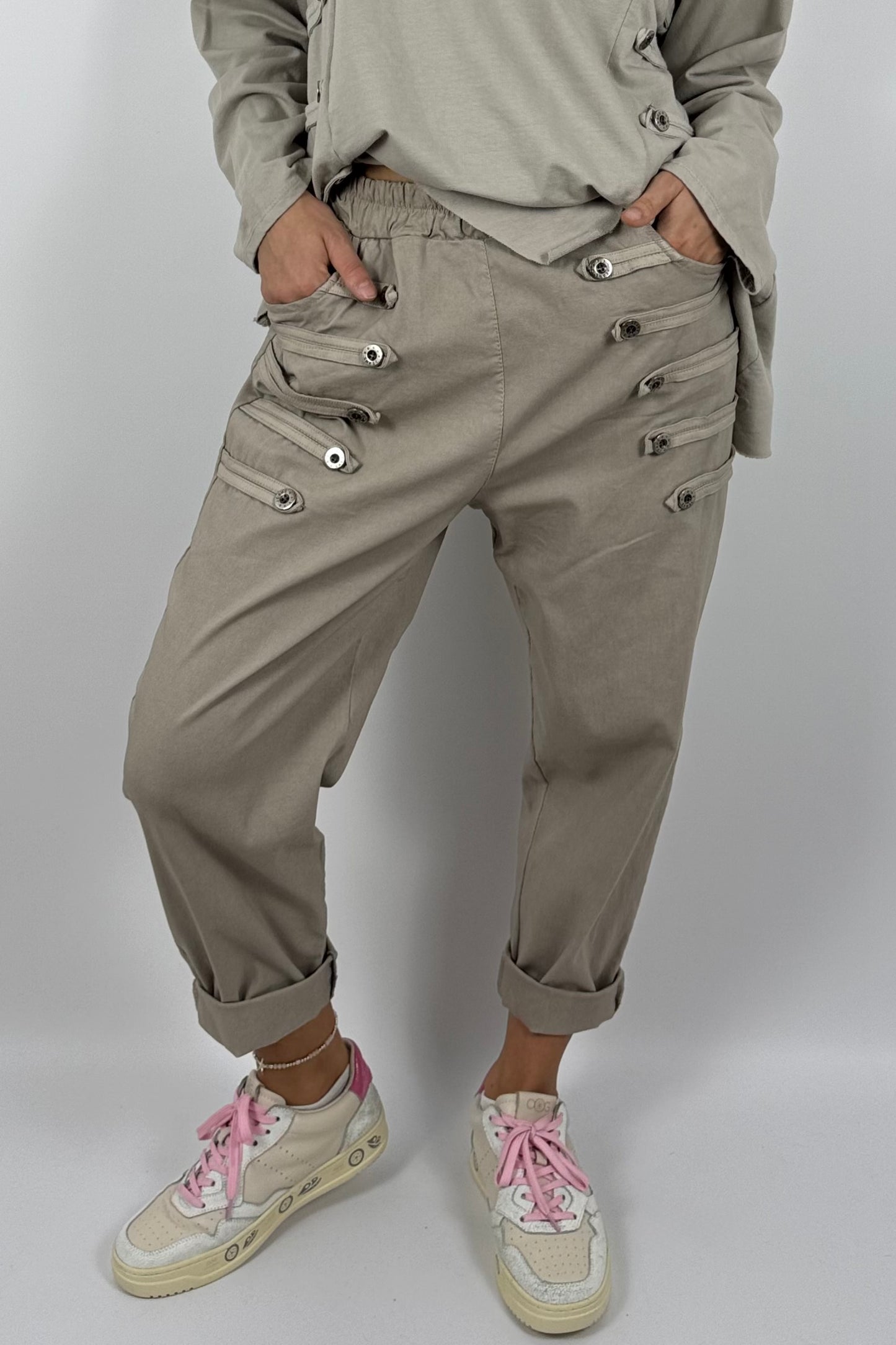 Damen Schlupfhose mit Knopfdetails – Beige