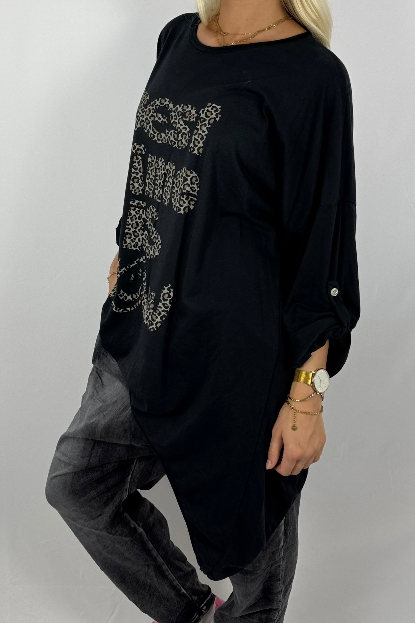 Damen Longshirt „Best Time Is Now“ – Leo-Print-Schwarz