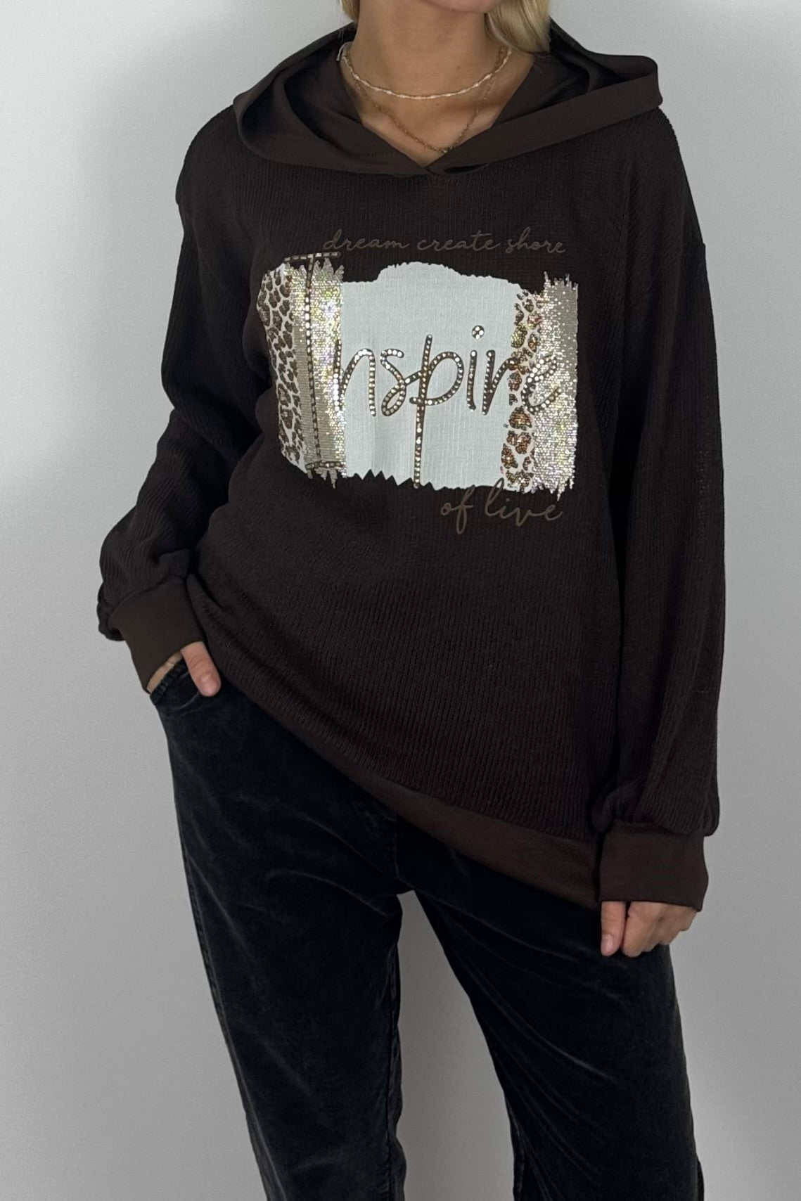 Damen Pullover mit Kapuze & Inspire-Print – Schoko