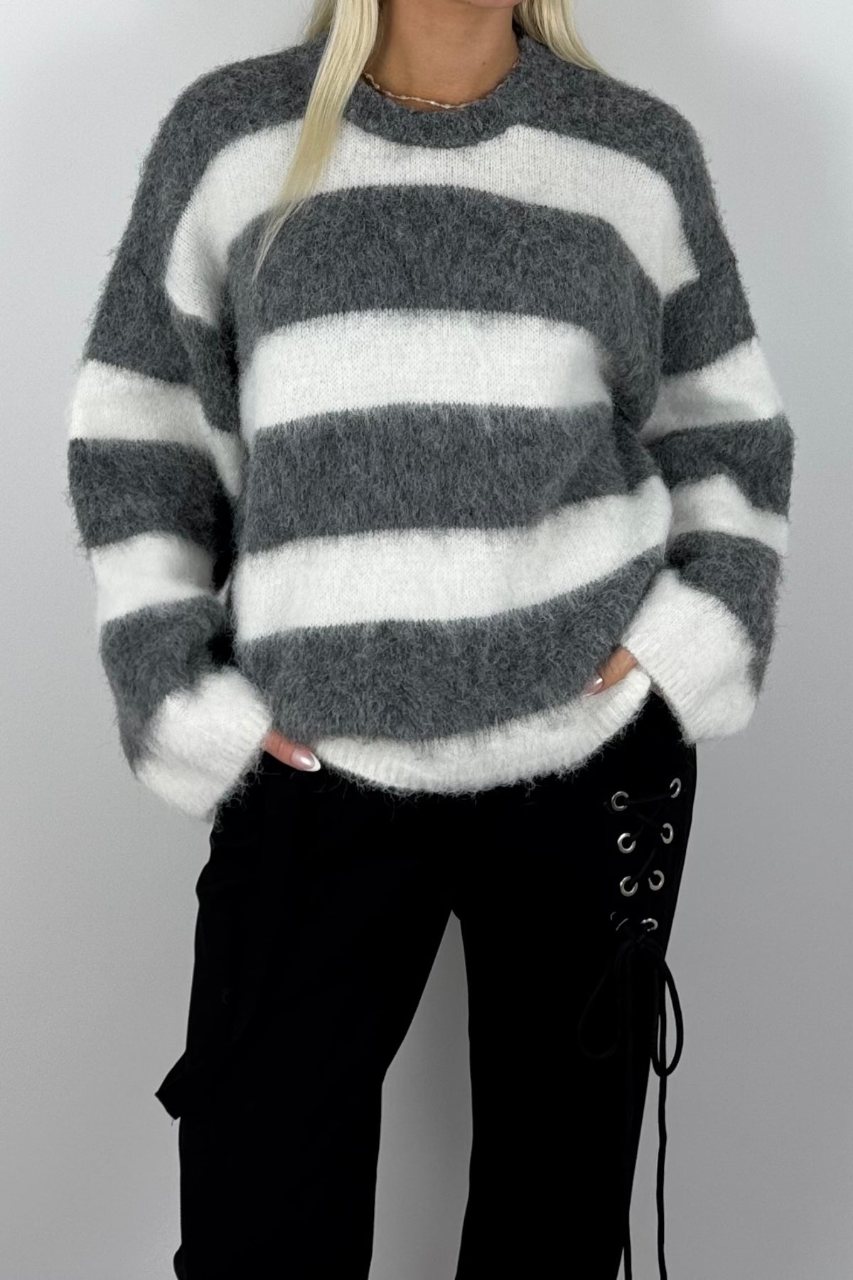 Damen Kuschelpullover gestreift –Grau