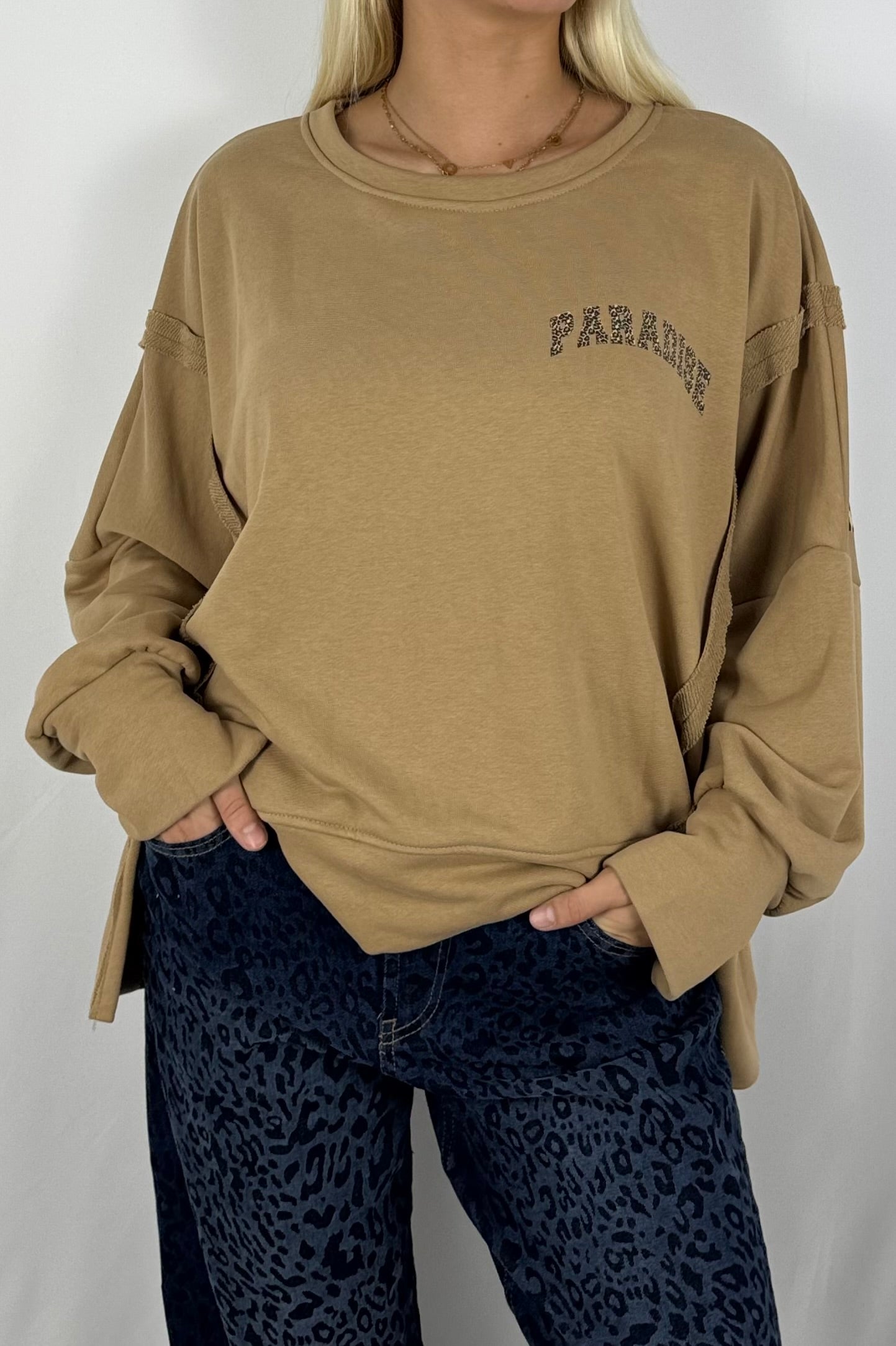 Damen Sweatshirt „PARADISE“ – Leo Print Oversize-Kamel