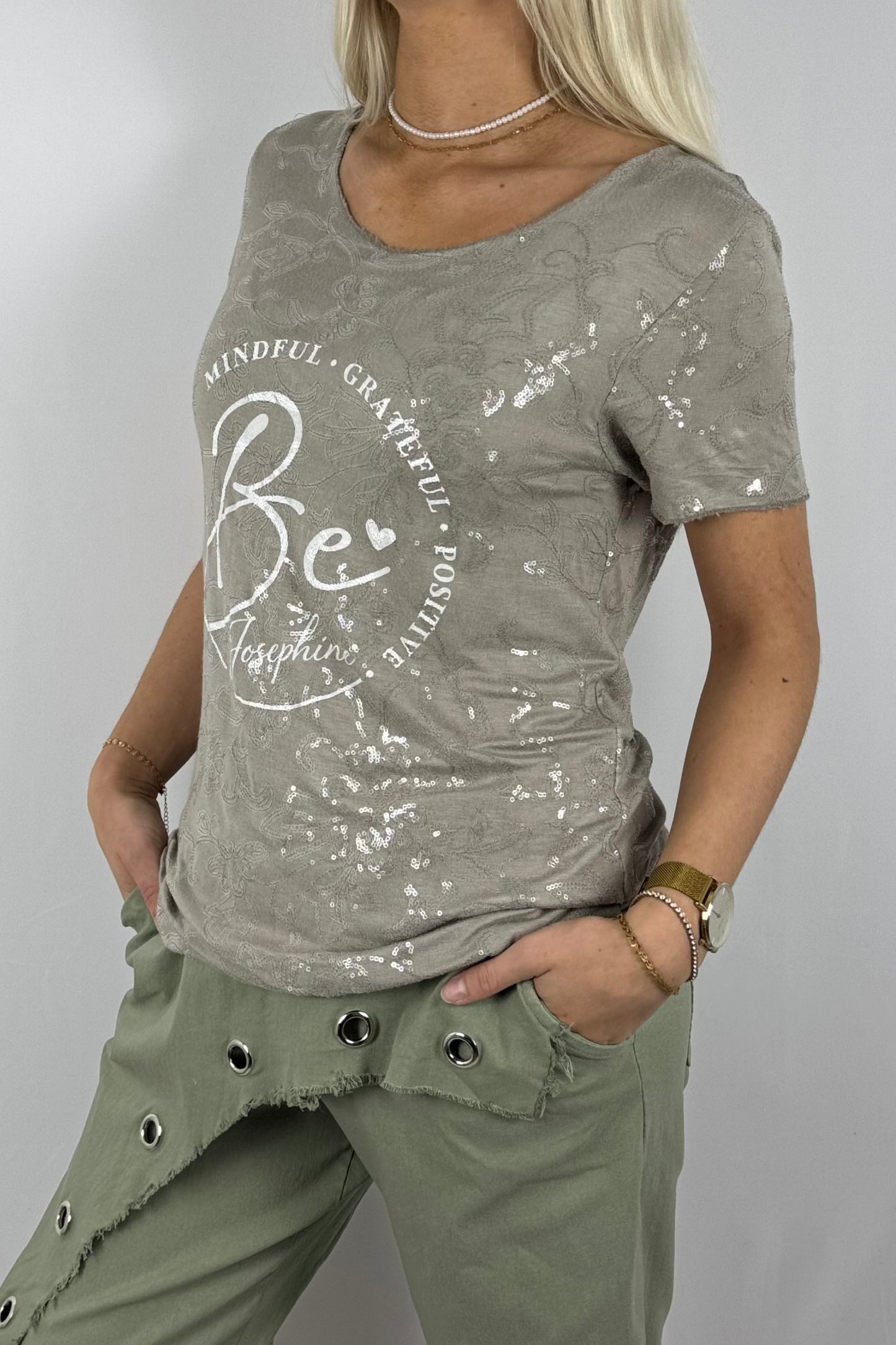 Pailletten-Shirt mit floraler Stickerei und Frontprint-Mud