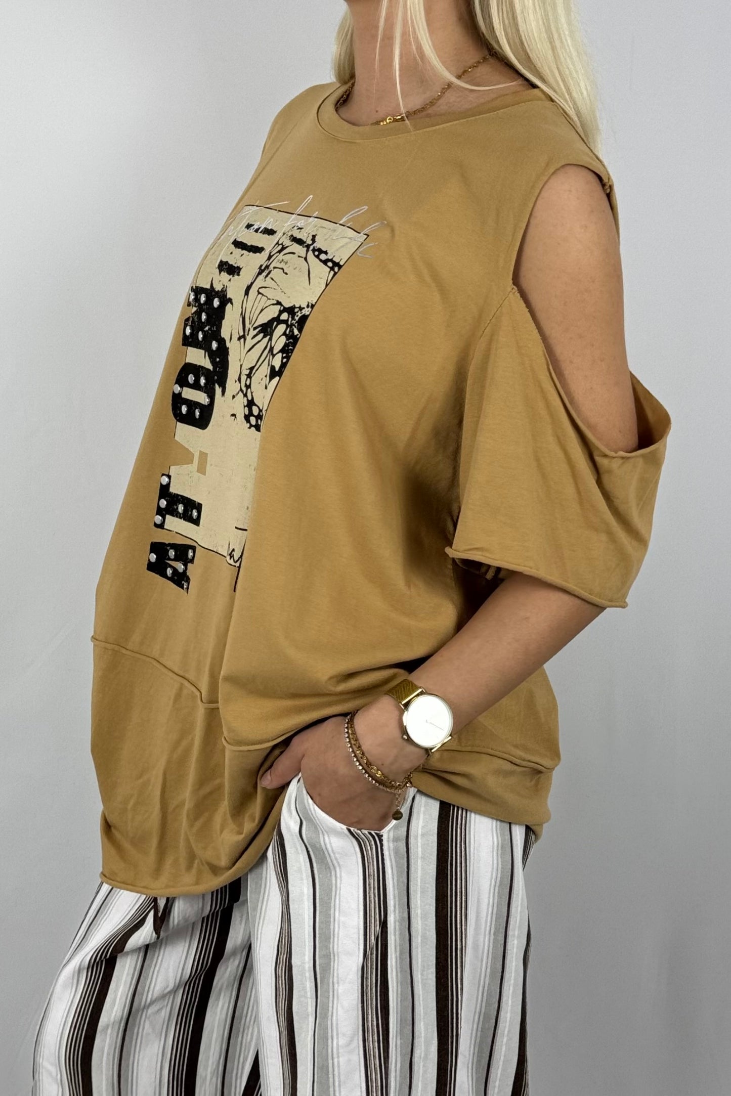 Asymmetrisches Shirt mit Print & Cut-Out-Details – modern und bequem-Kamel