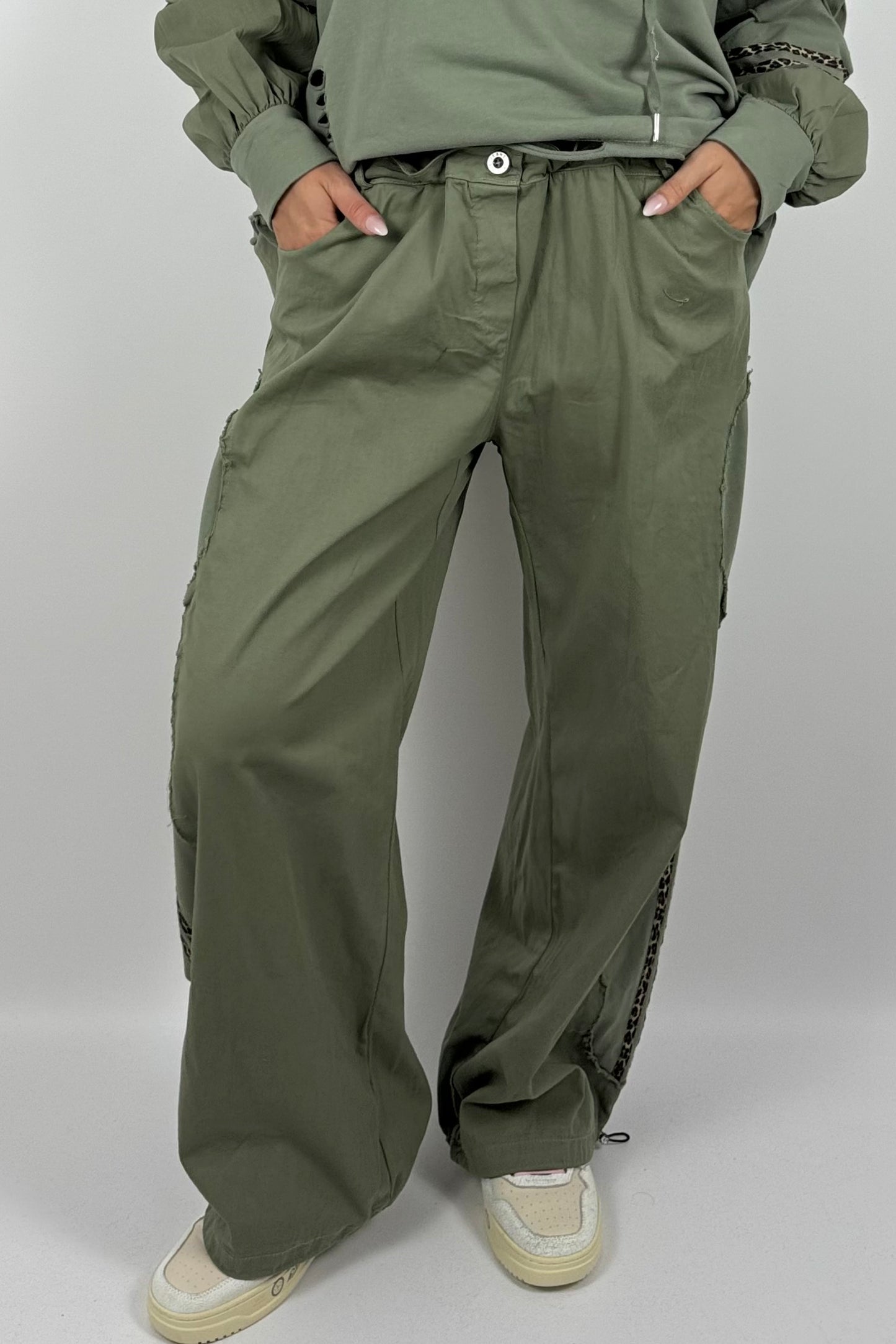Baggy Hose mit Leo-Streifen-Khaki