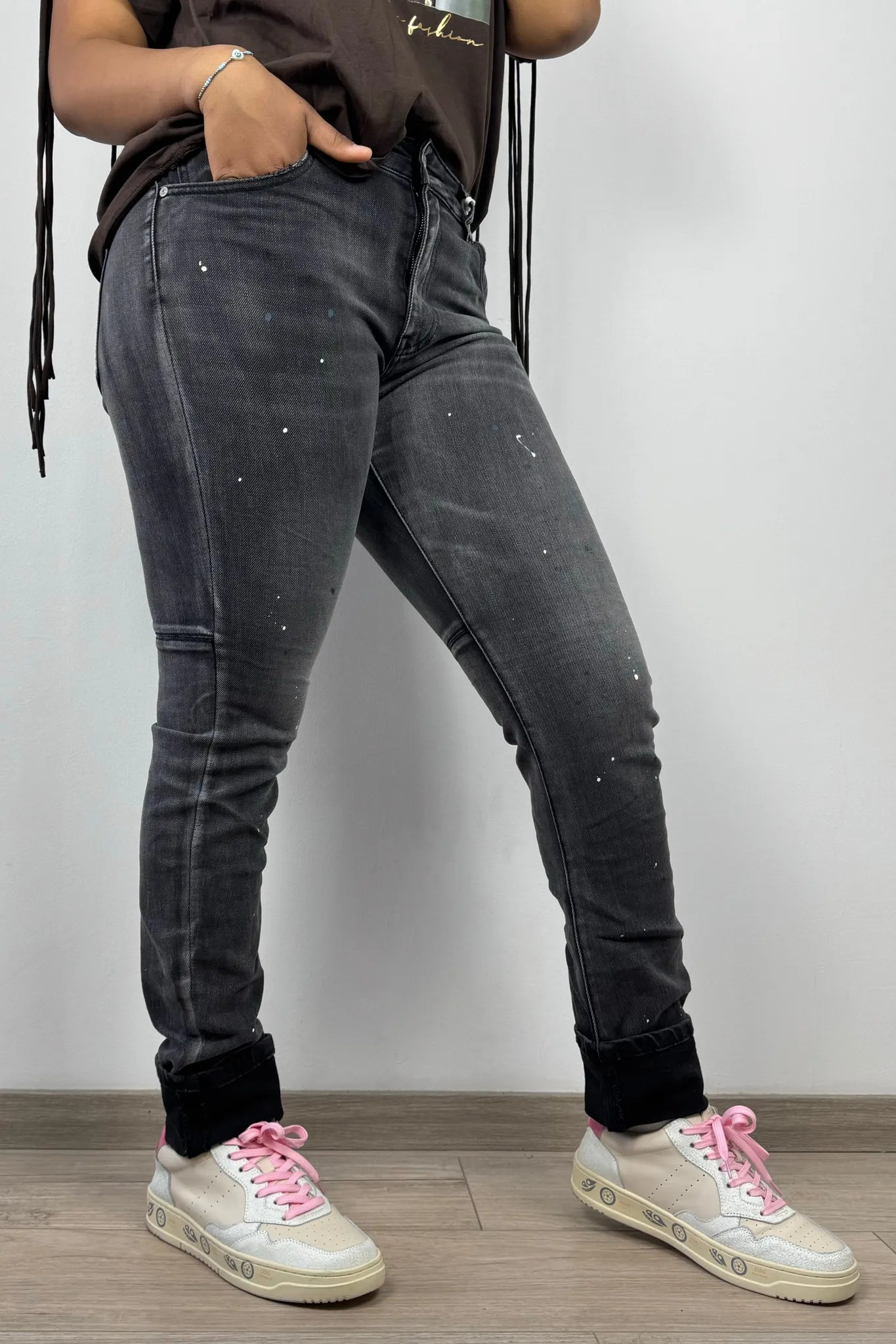 Graue Slim Fit Jeans mit Farbdetails