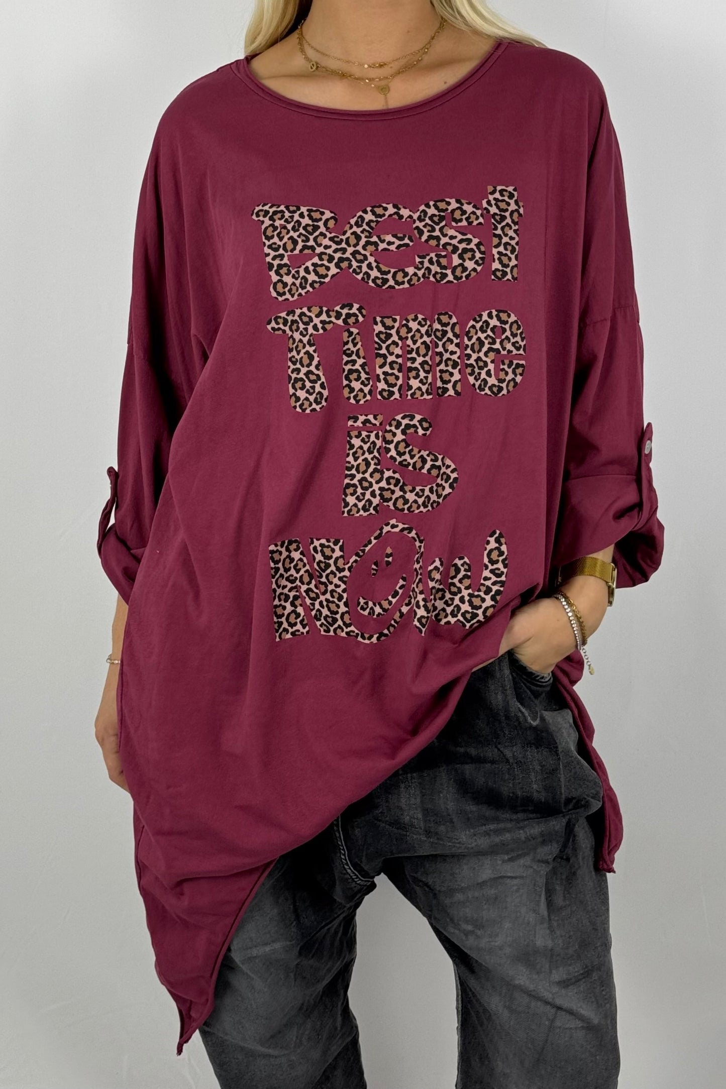 Damen Longshirt „Best Time Is Now“ – Leo-Print-Bordeaux