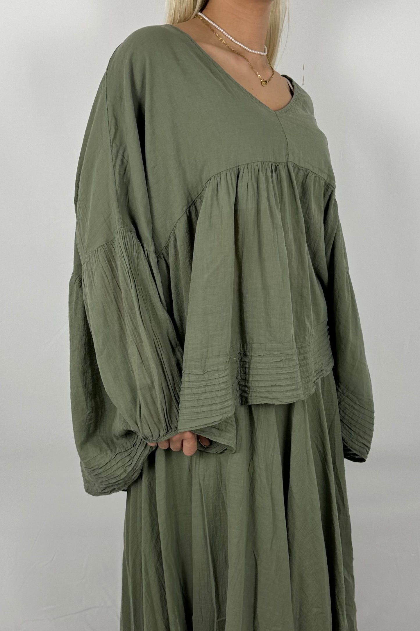 Oversize Bluse mit Volant – 100% Baumwolle-Khaki