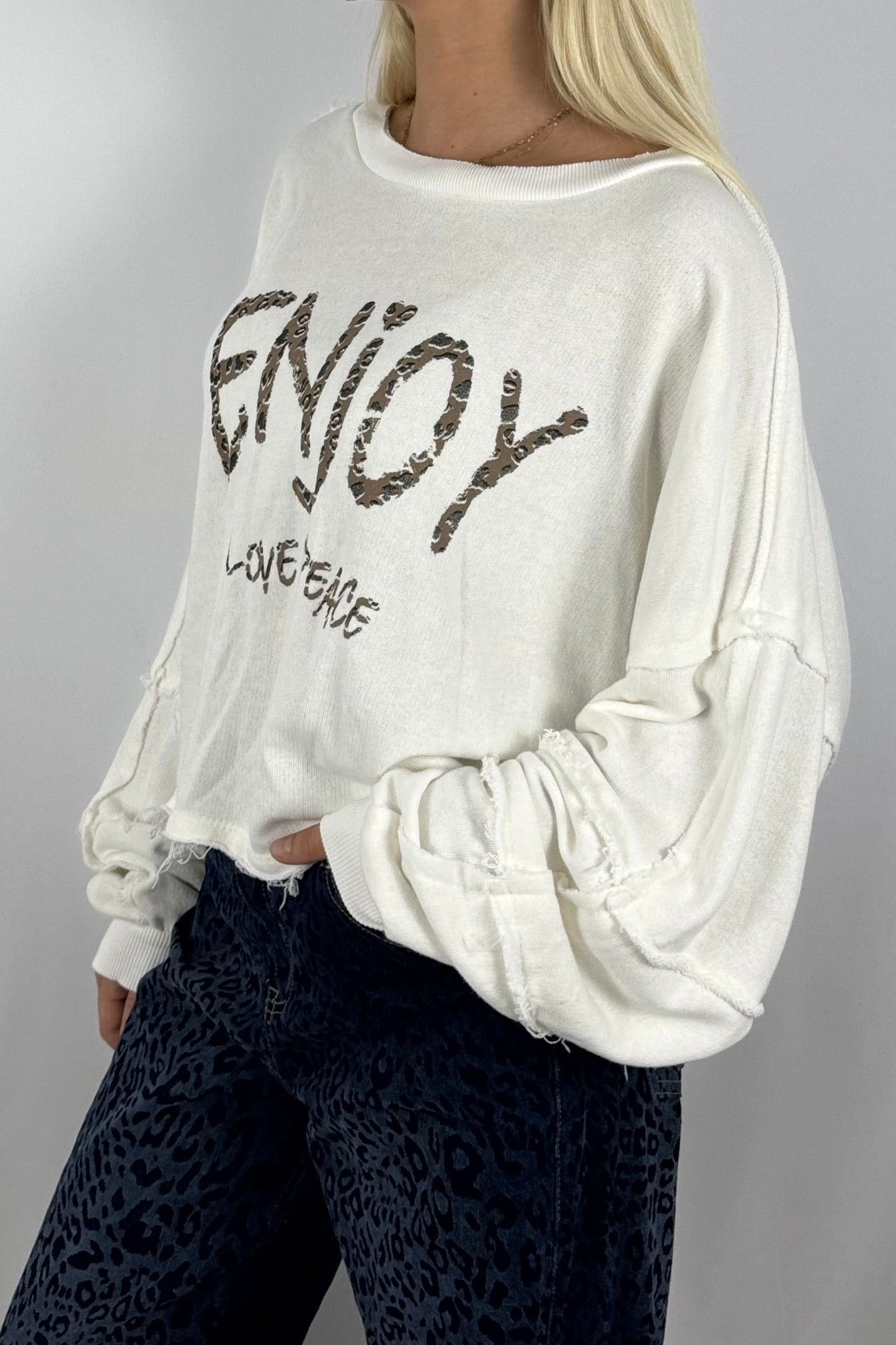 Damen Sweatshirt „ENJOY LOVE & PEACE“ – Leo Print-Weiß