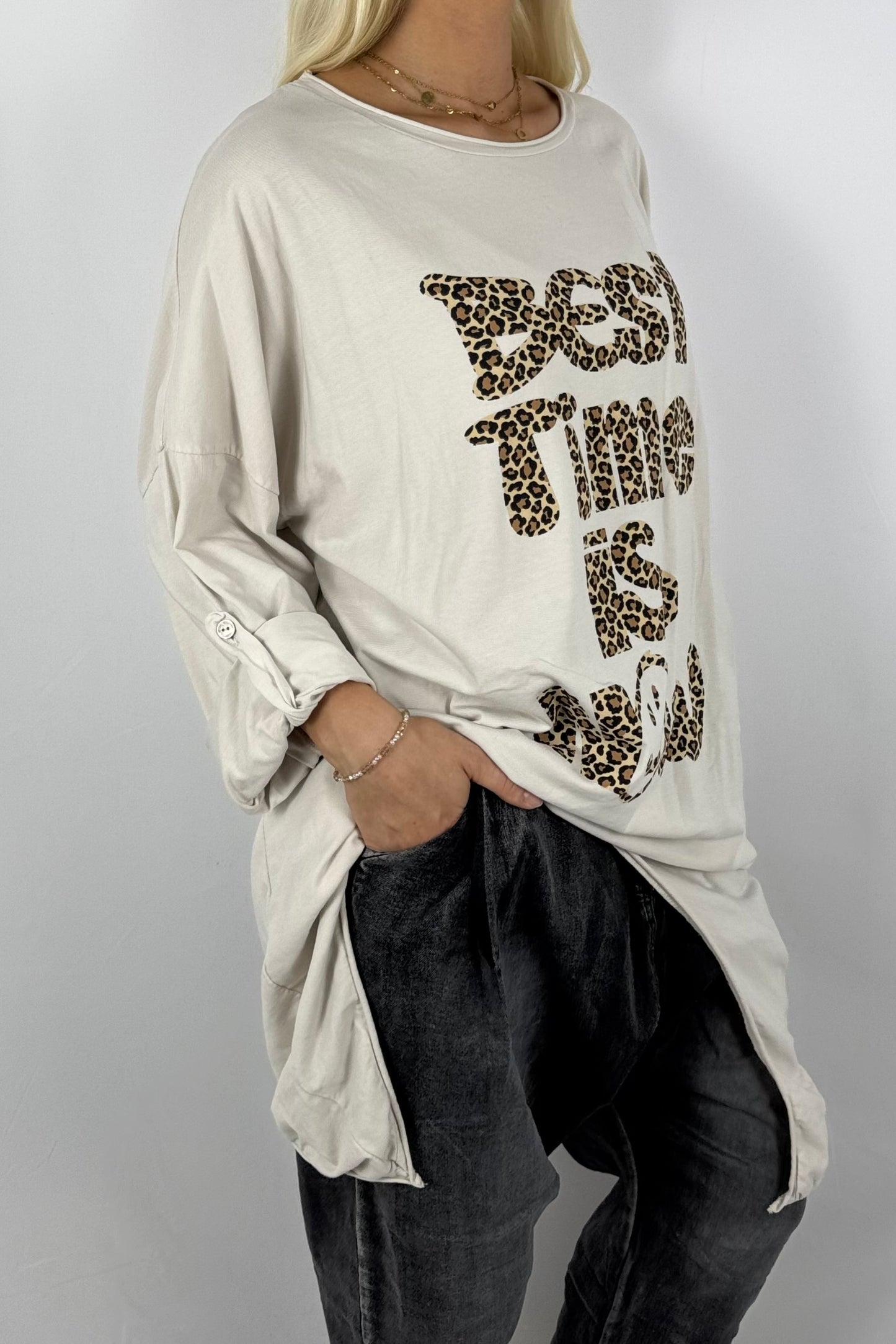 Damen Longshirt „Best Time Is Now“ – Leo-Print-Beige