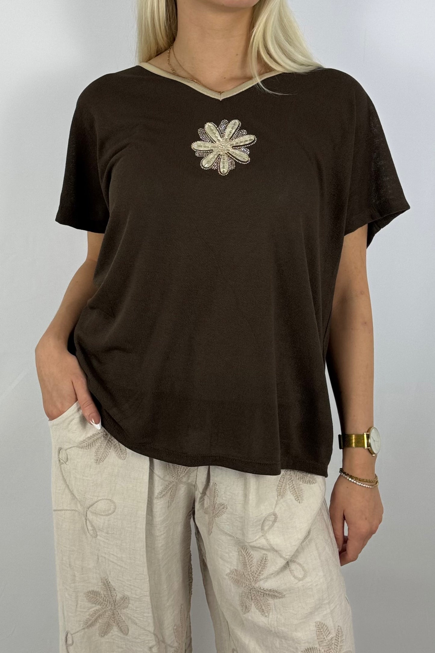 Glanzshirt mit V-Ausschnitt & Schmuckblüte-Schoko