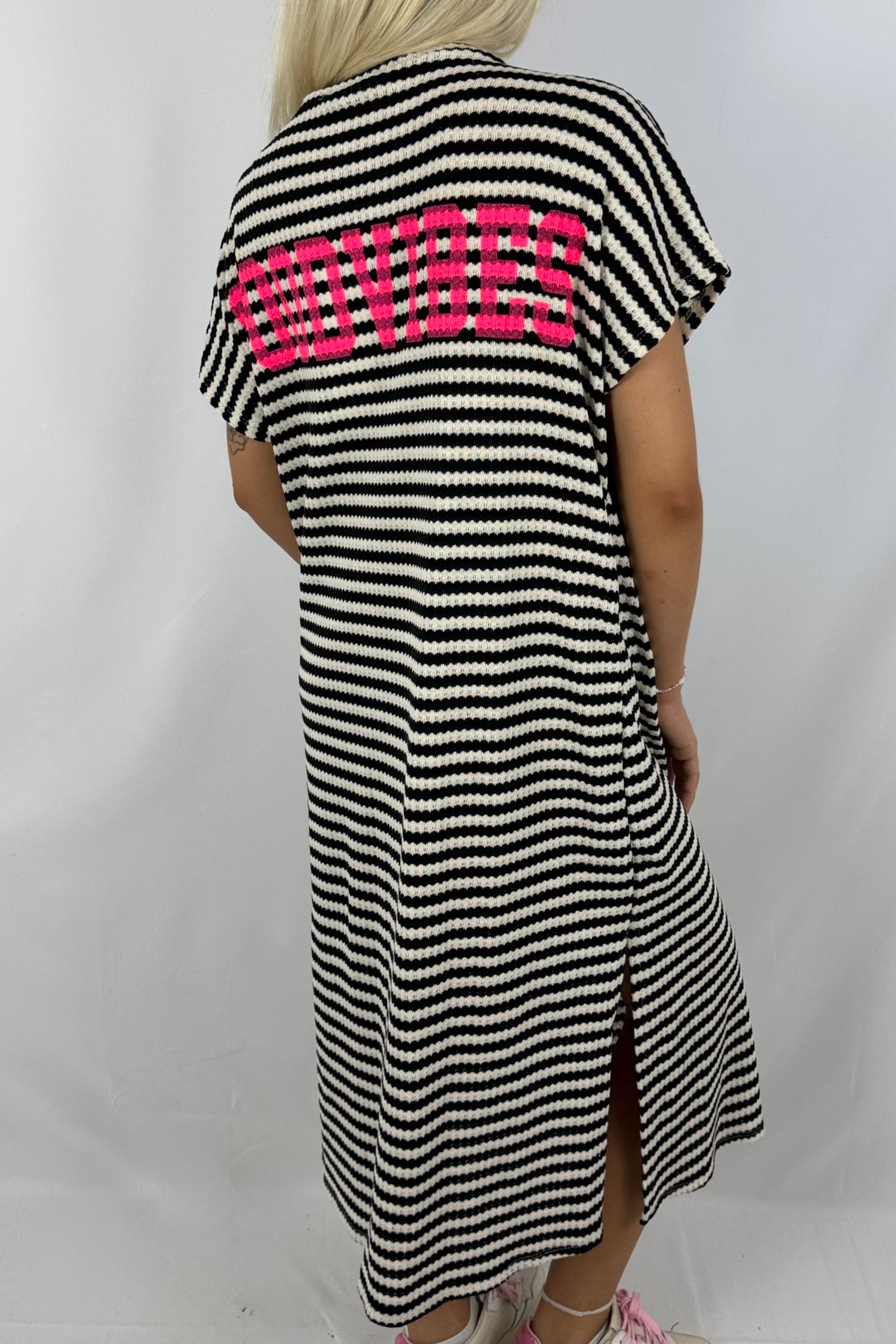 Gestreiftes Strickkleid mit V-Ausschnitt-Schwarz