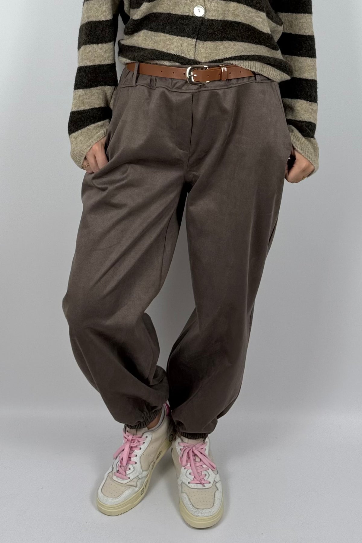 Damen Hose im Velours-Look mit Gürtel –Schoko