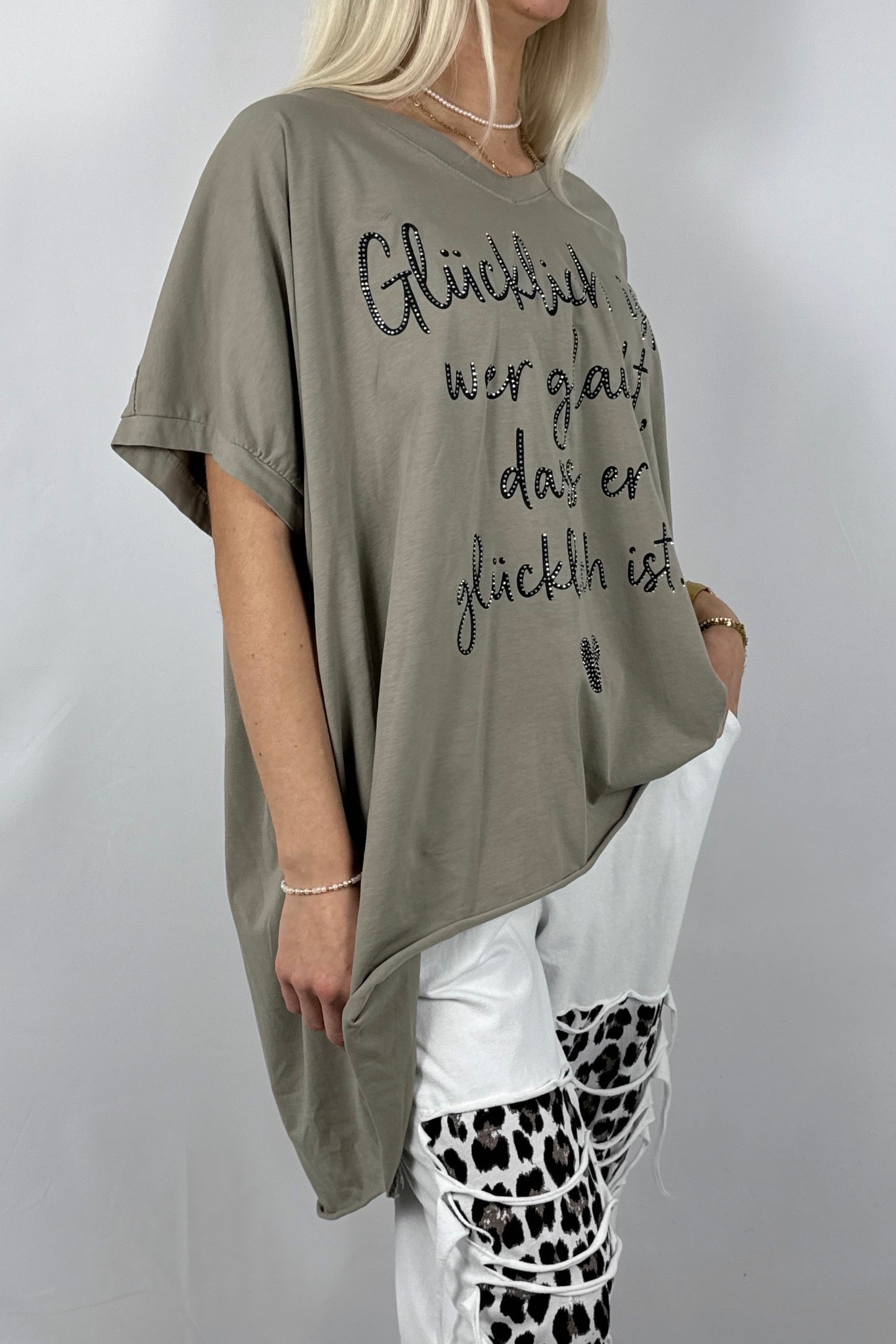 Oversize Shirt mit Schriftzug Glücklich ist – Lässiger Look-Mud