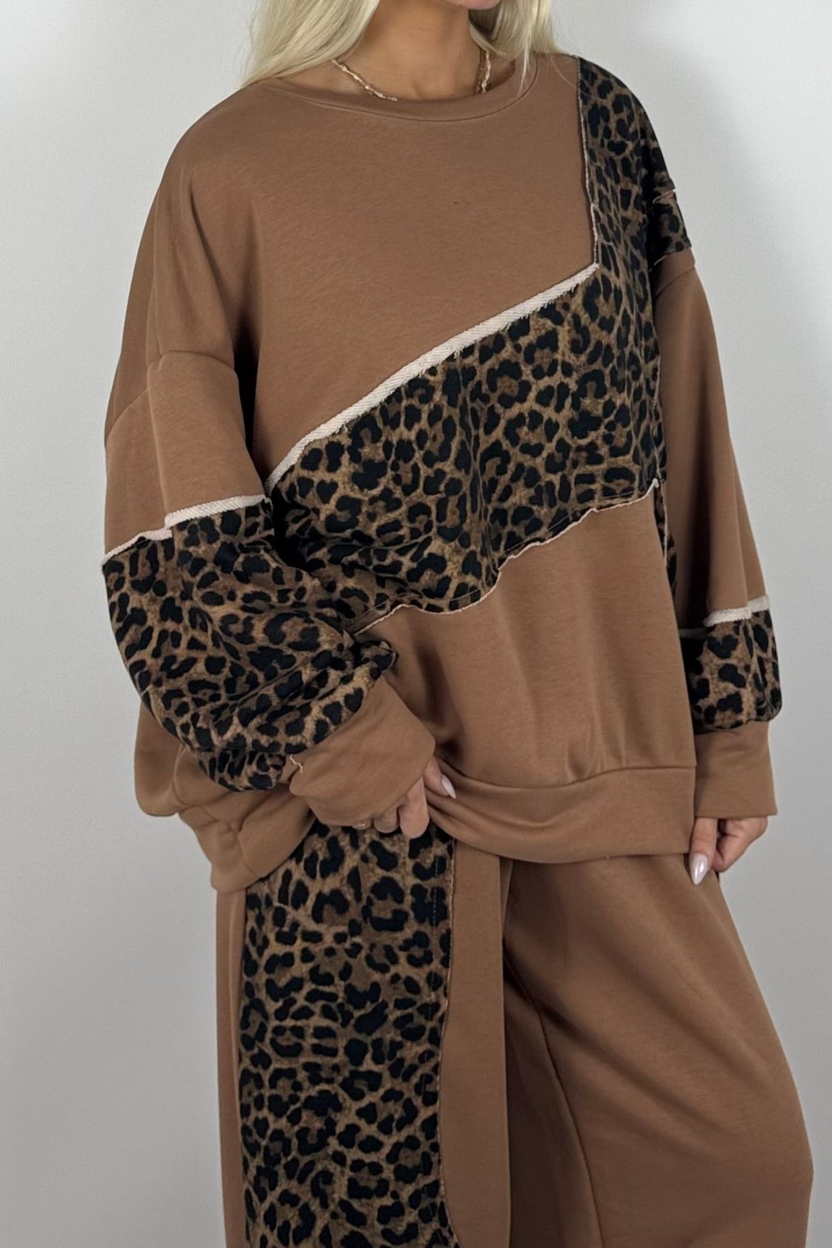 Oversize Damen Sweatshirt mit Leo-Muster & asymmetrischem Design - Kamel