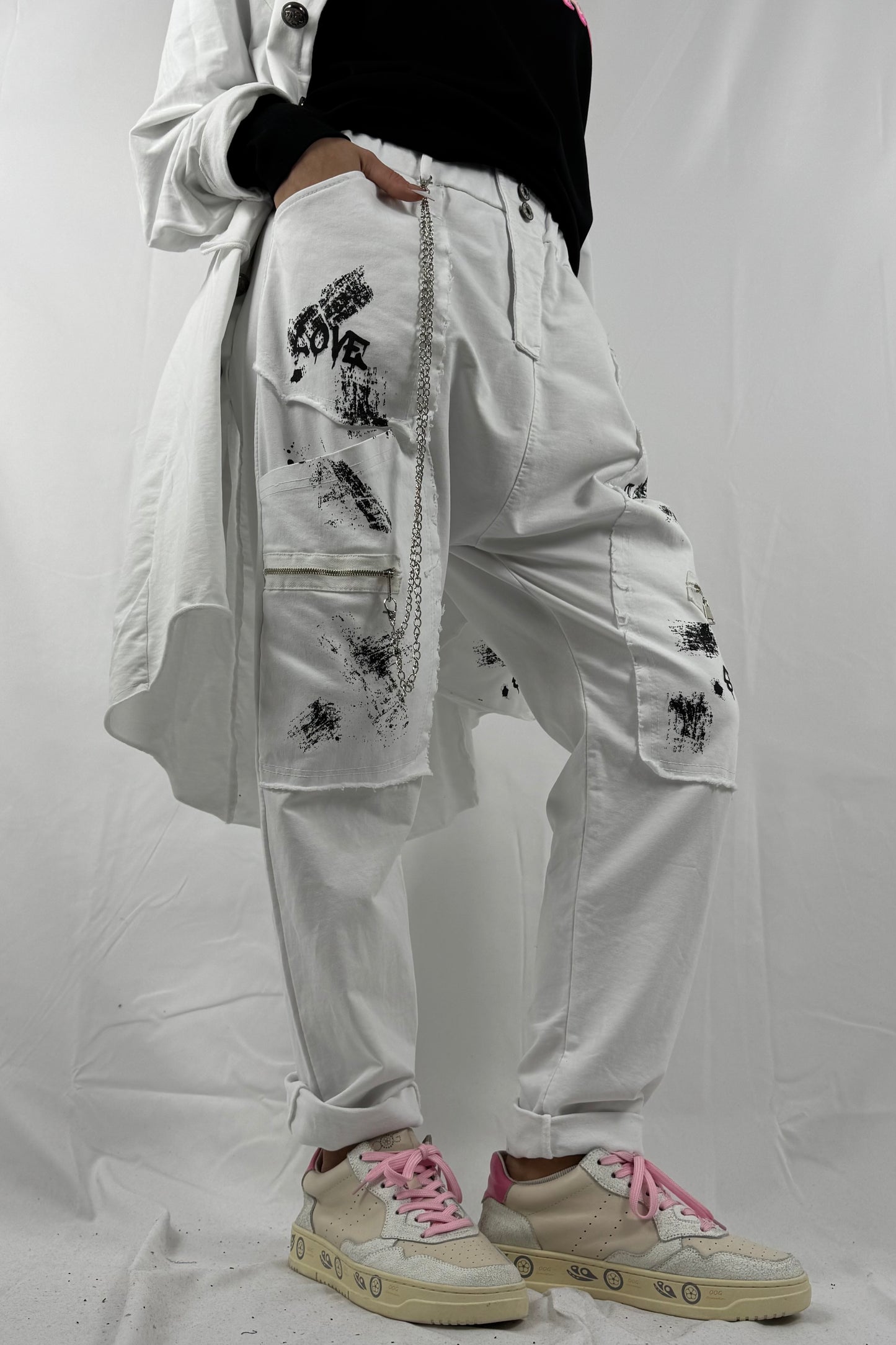 Baggy Hose mit Print, Kette & Zipper-Taschen –weiß