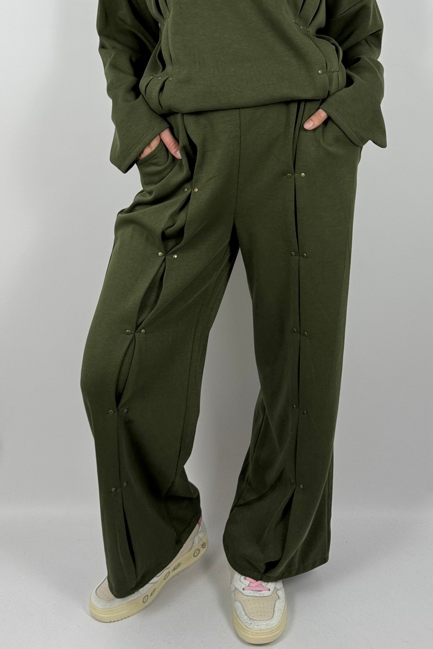 Damen Hose mit Faltendetails & Nieten – Khaki