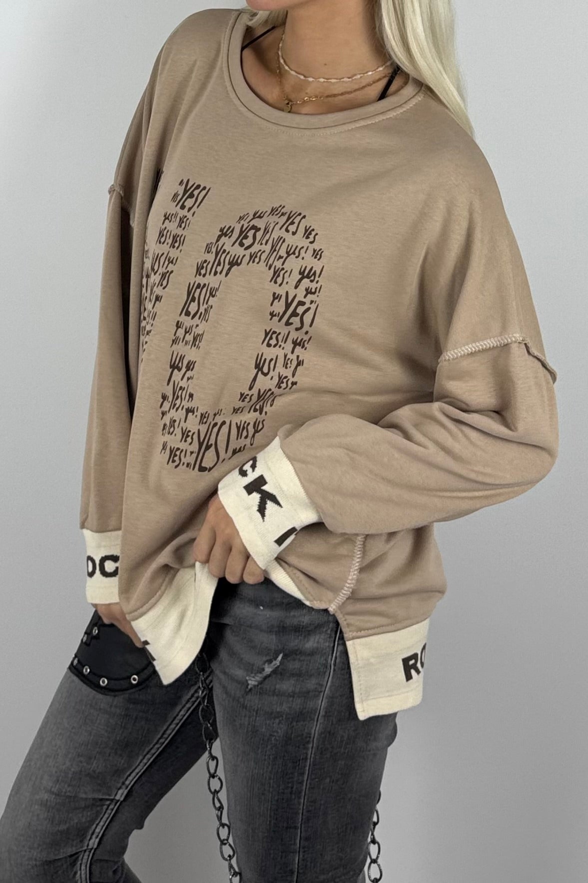 Damen-Sweatshirt mit „NO“-Print und „Rock It“-Bündchen-Beige