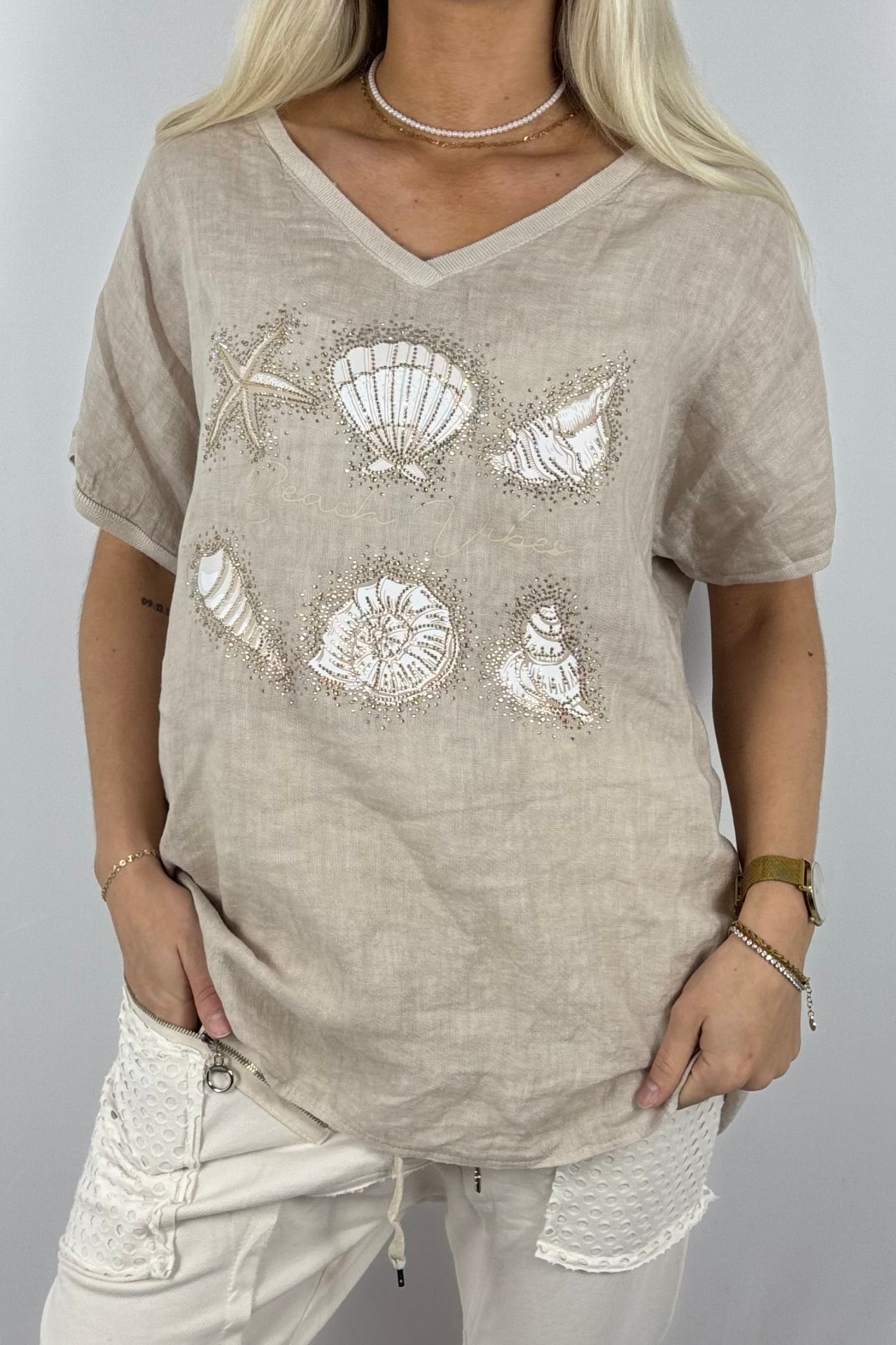 Leinen-Shirt „Beach Vibes“ mit Muschel-Motiv und Häkelrücken-Beige