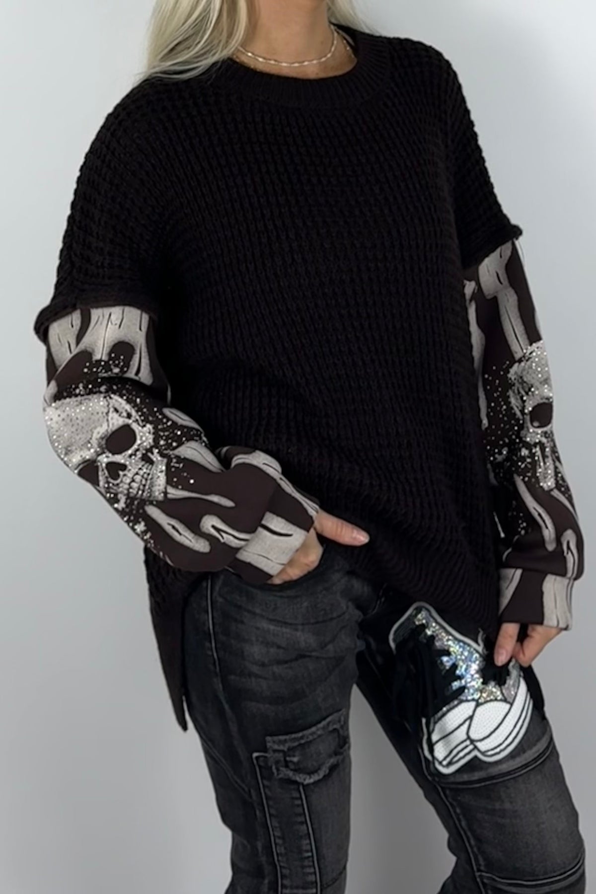 Damen-Pullover mit Strickstruktur und Totenkopfärmeln-Schoko