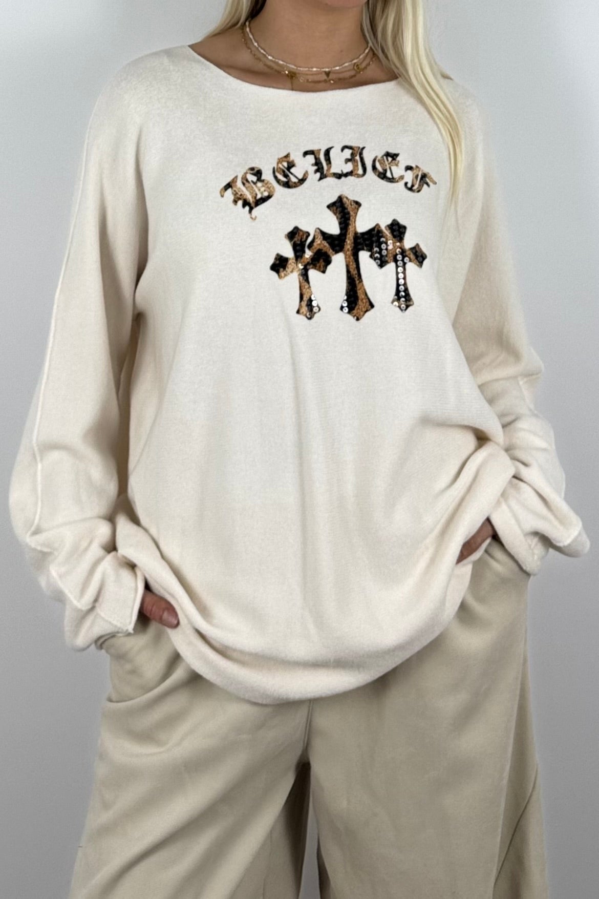 Oversize Shirt mit Leo-Statement & Kreuz-Detail – Weiß