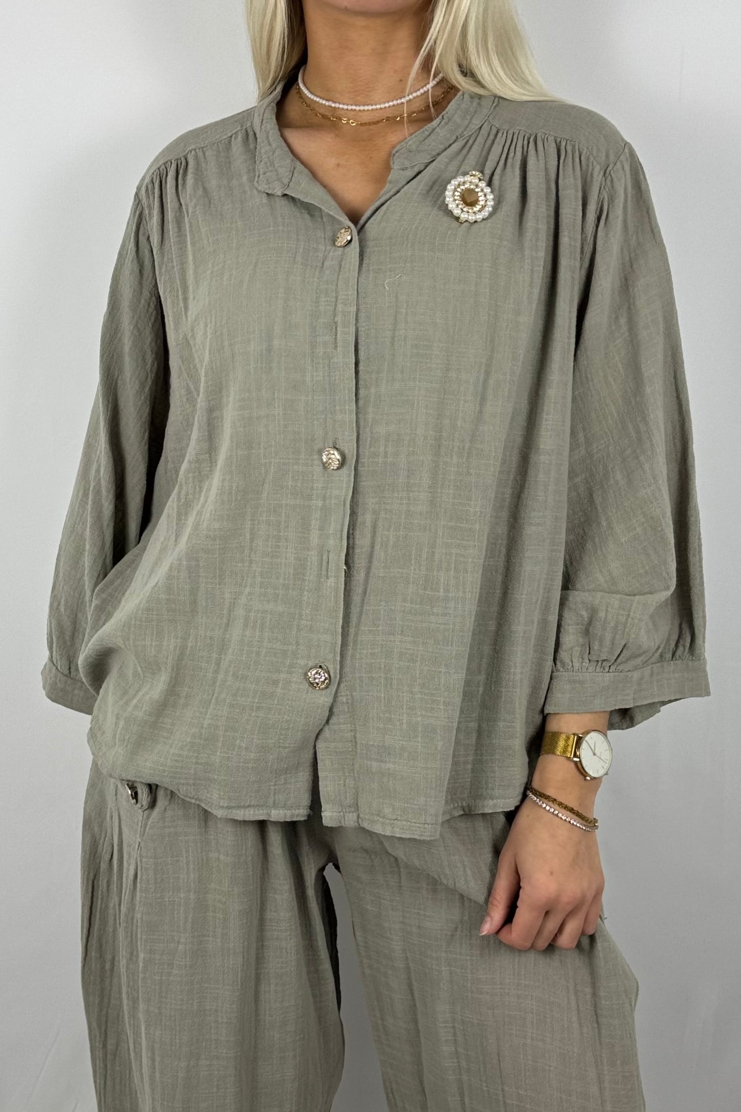 Baumwollbluse mit Schmuckbrosche und Knopfleiste-Mud
