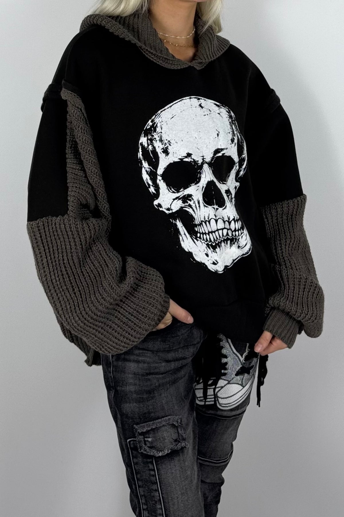 Damen-Hoodie mit Totenkopfprint und Strickdetails-Schoko