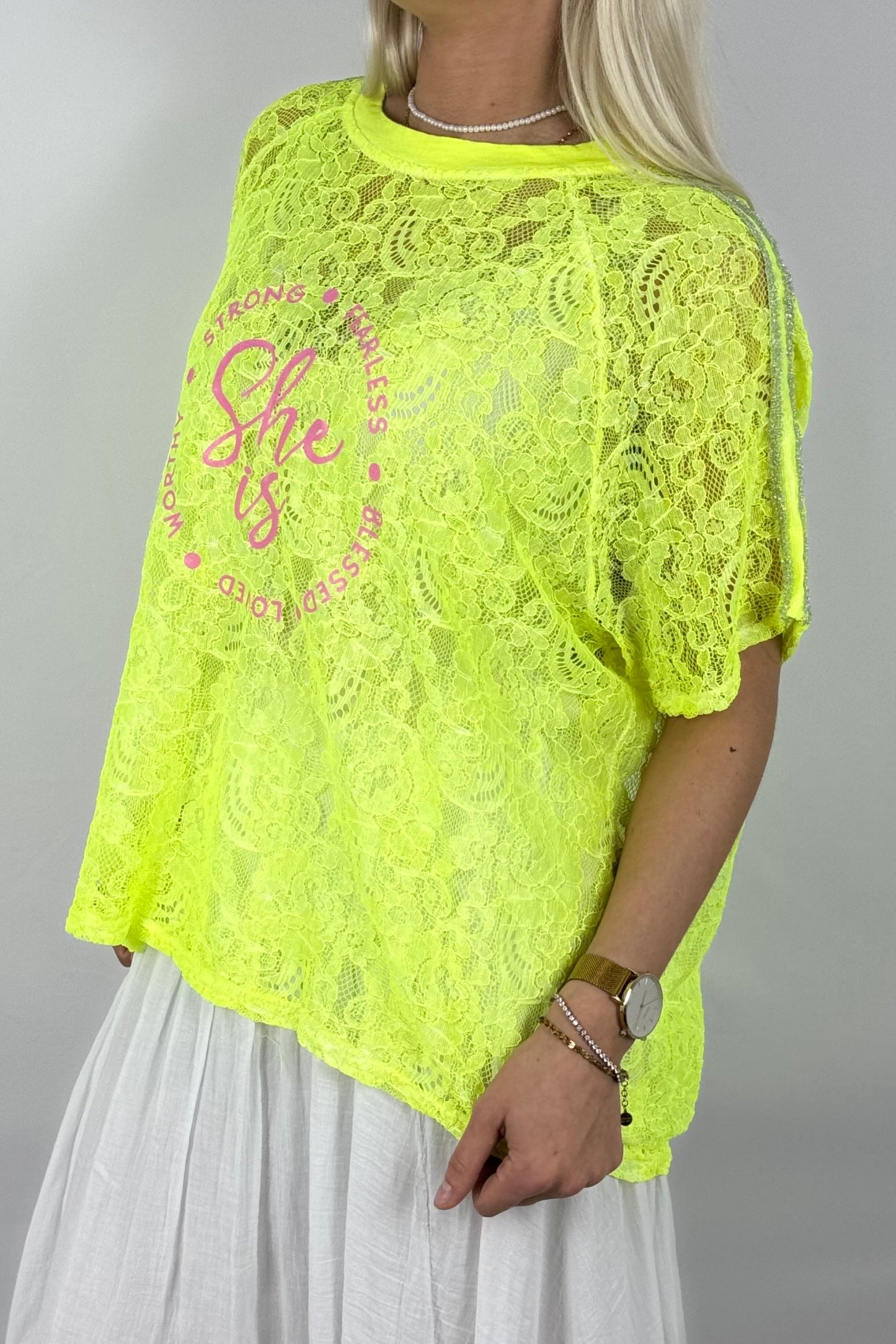 Spitzen-Shirt „She is…“ – Oversize Statement Shirt-Neon gelb