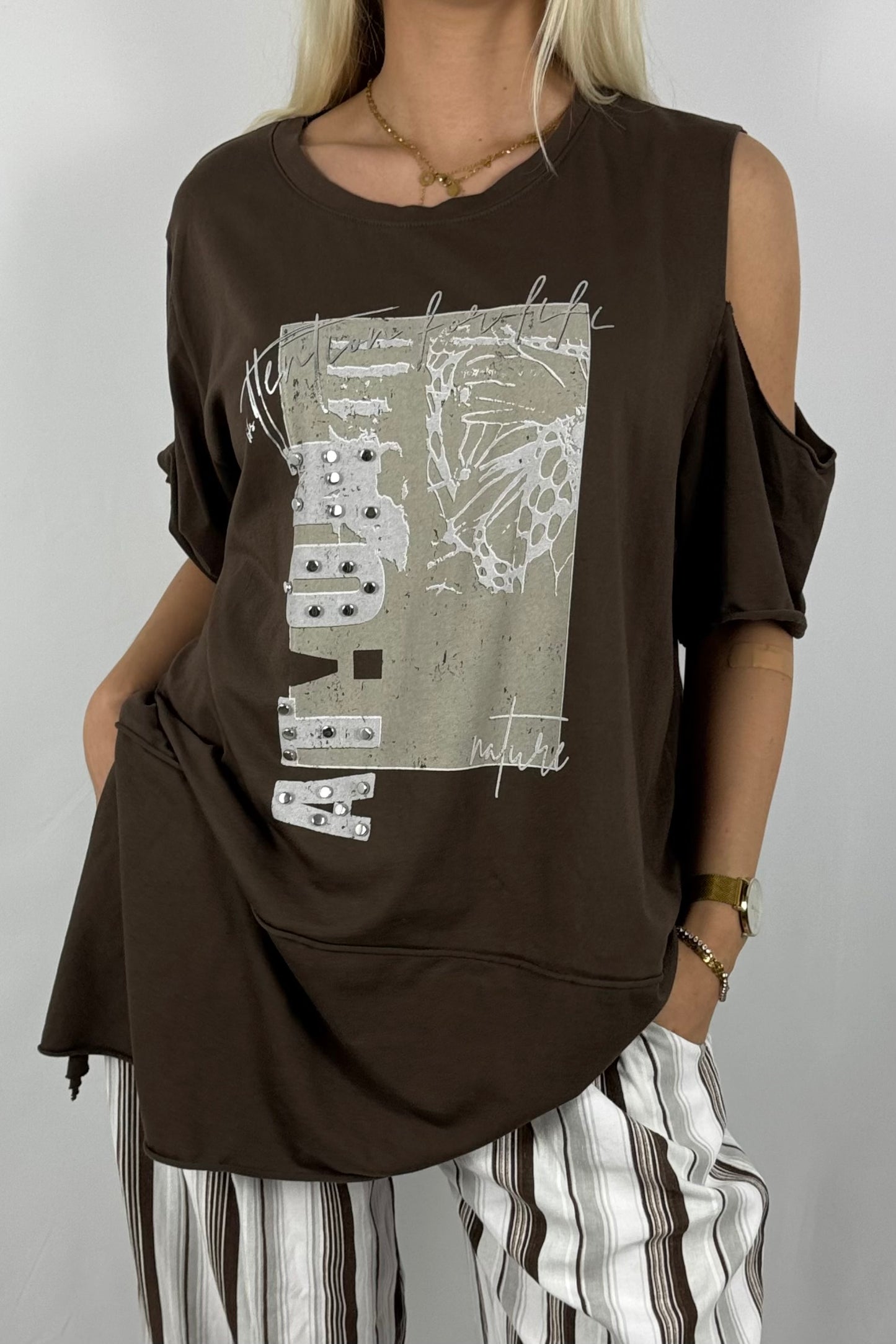 Asymmetrisches Shirt mit Print & Cut-Out-Details – modern und bequem-Schoko