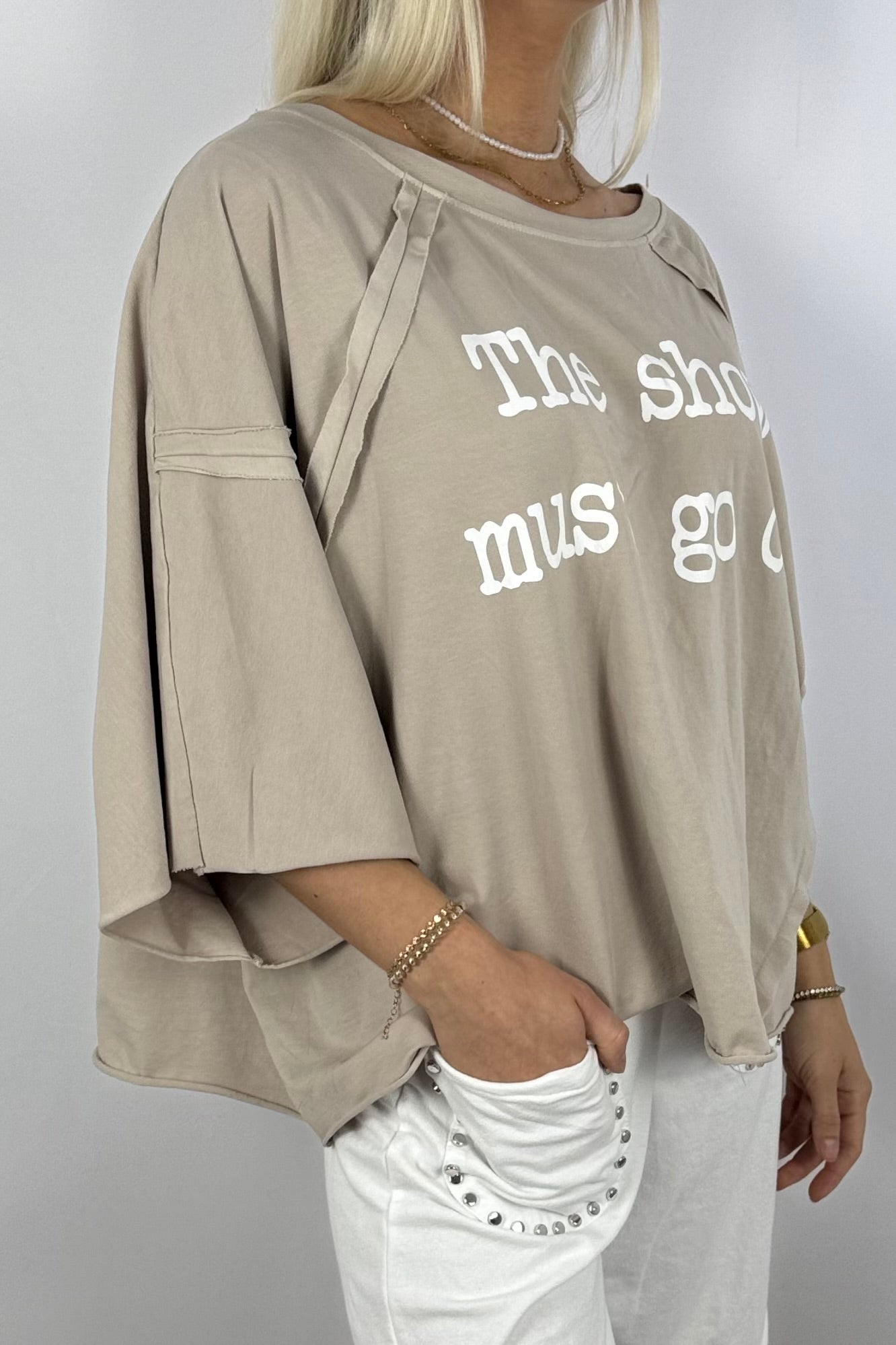 Oversize-Shirt „The show must go on“-Beige