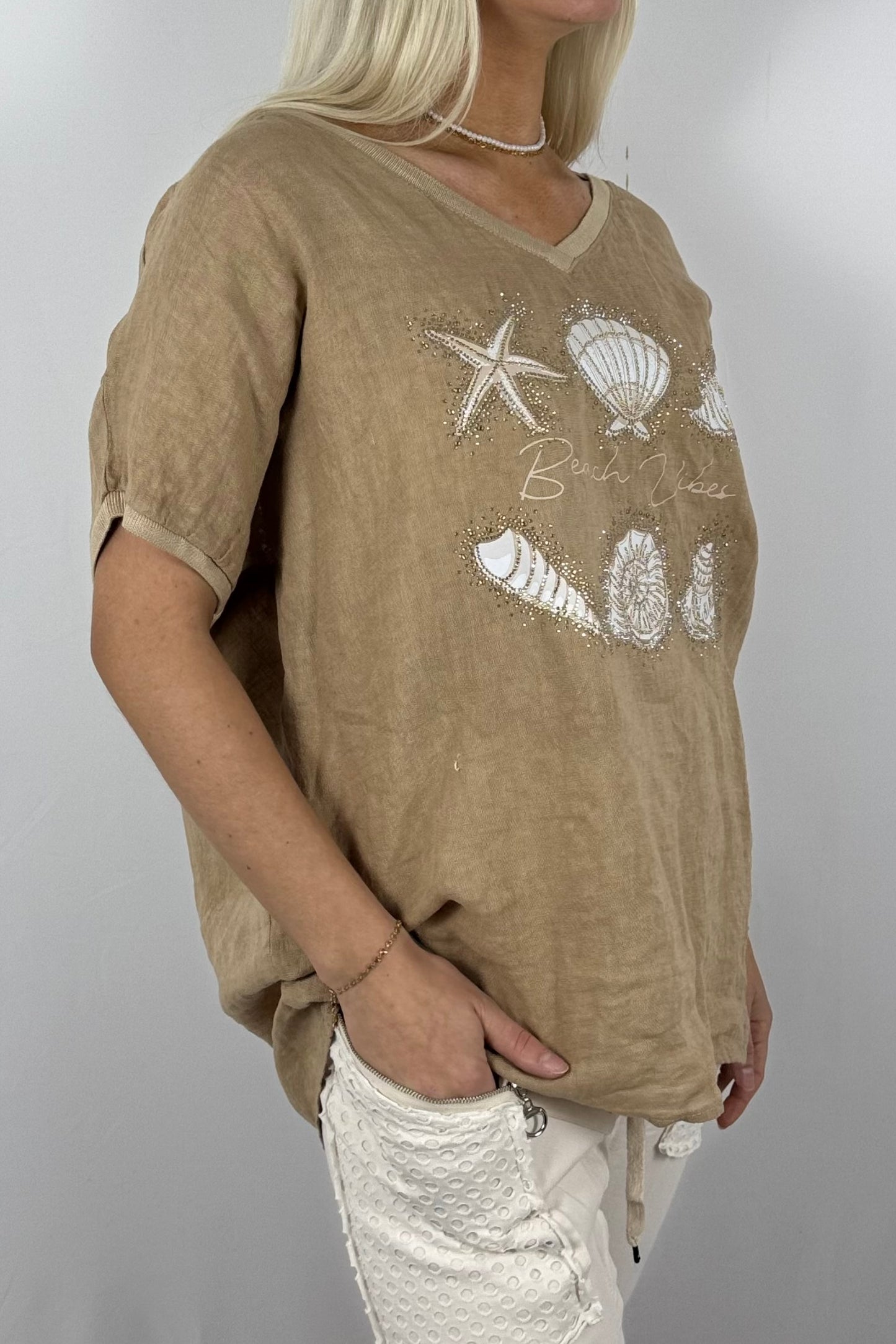 Leinen-Shirt „Beach Vibes“ mit Muschel-Motiv und Häkelrücken-Kamel