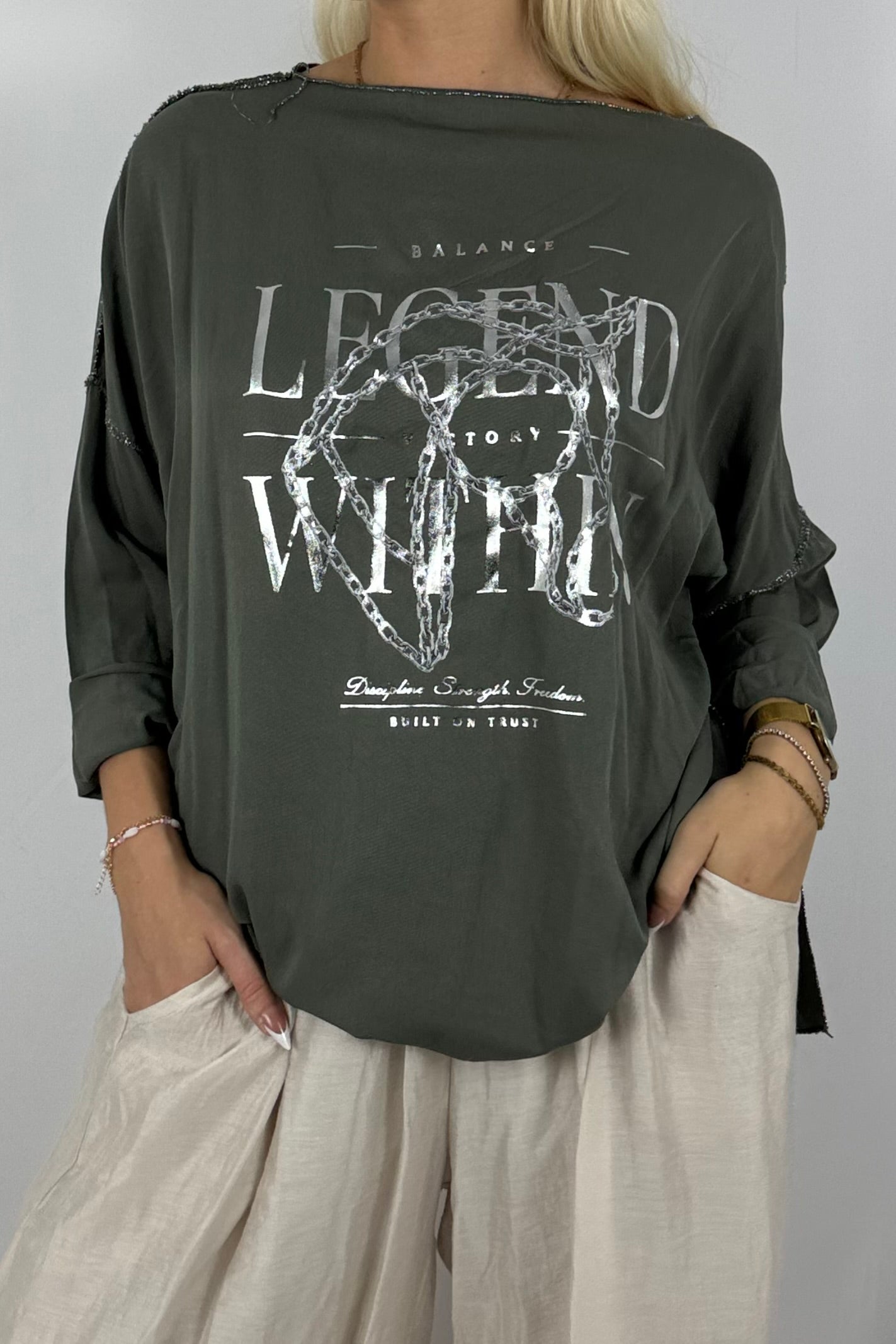 Oversize-Shirt mit Frontprint und Kettendetail-Khaki