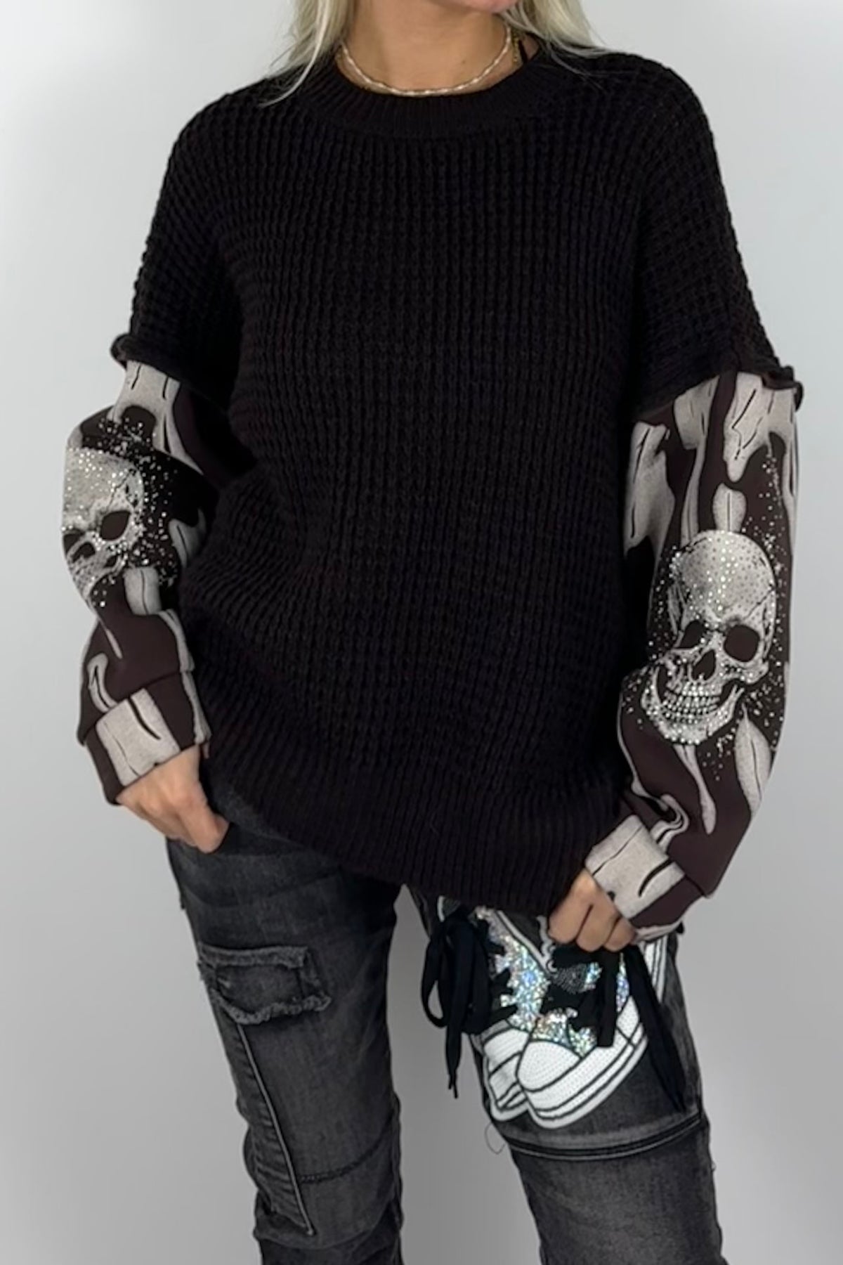 Damen-Pullover mit Strickstruktur und Totenkopfärmeln-Schoko