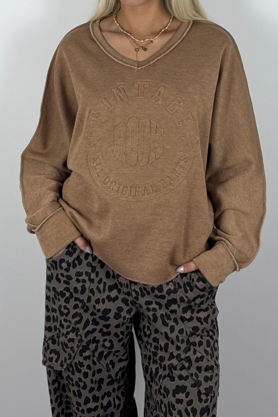 Oversize Damen Sweatshirt mit Vintage-Prägung & V-Ausschnitt – Kamel