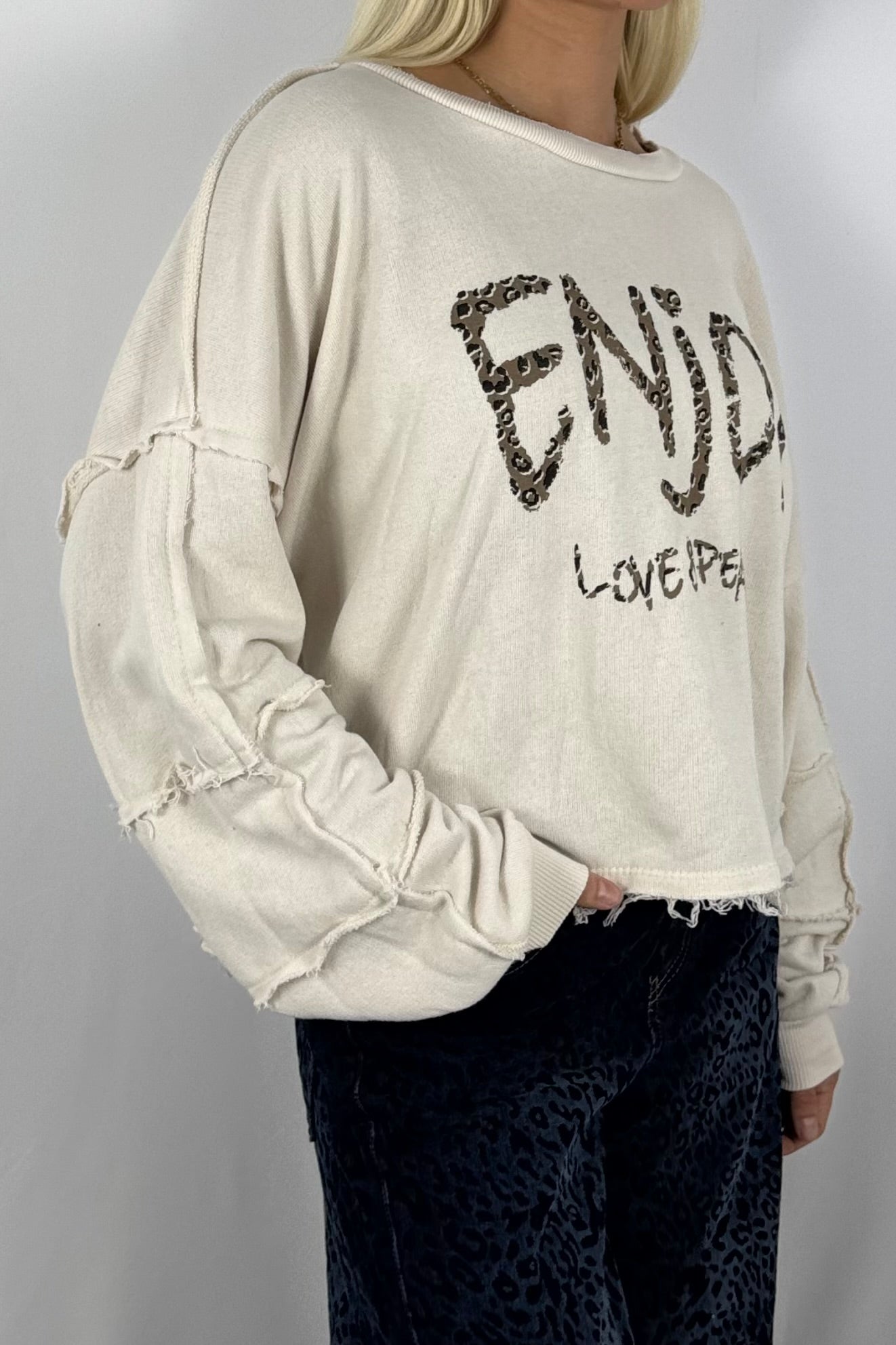 Damen Sweatshirt „ENJOY LOVE & PEACE“ – Leo Print-Beige
