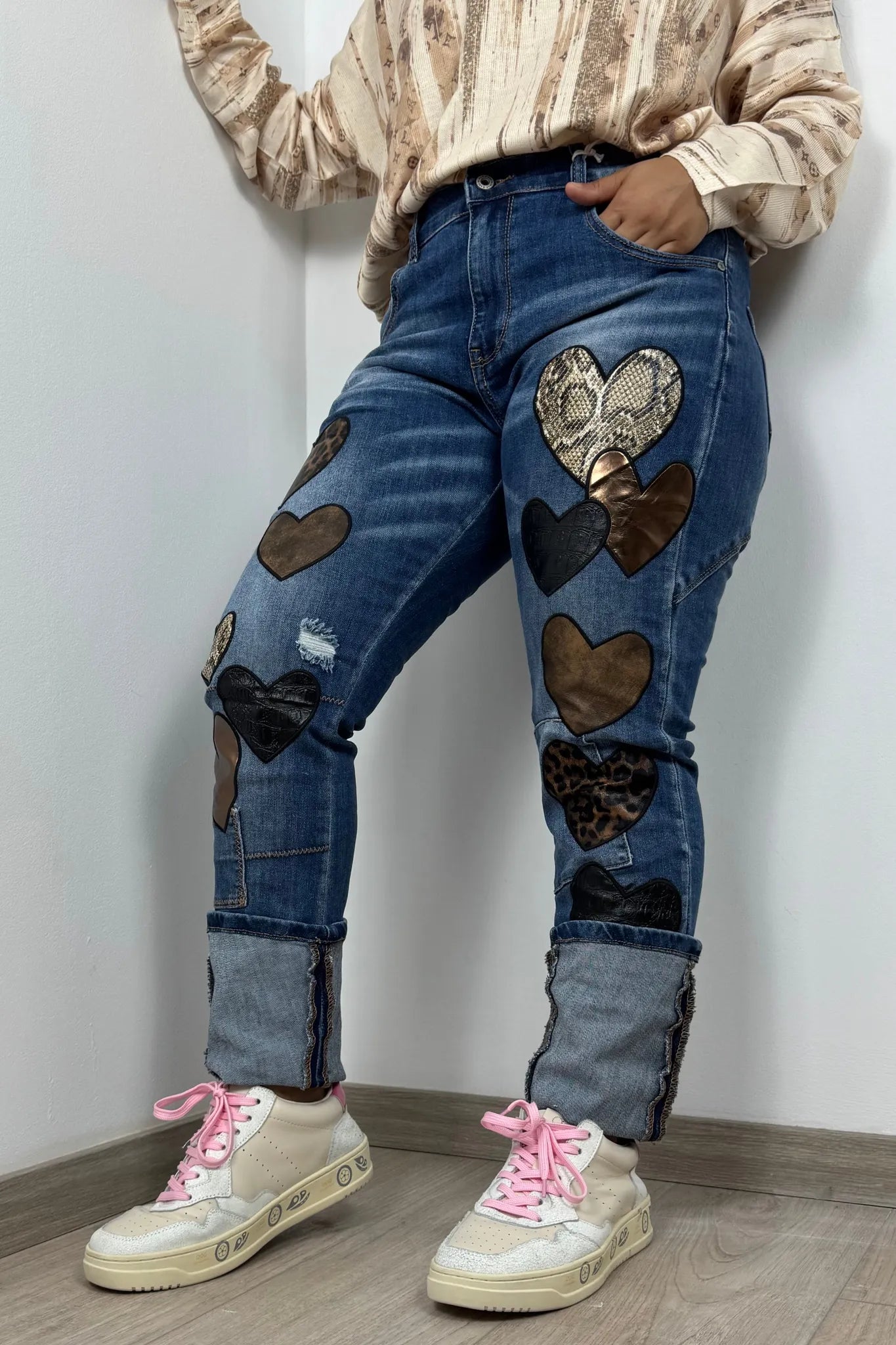 Jeans mit Herz-Applikationen in Animal- und Metallic-Optik