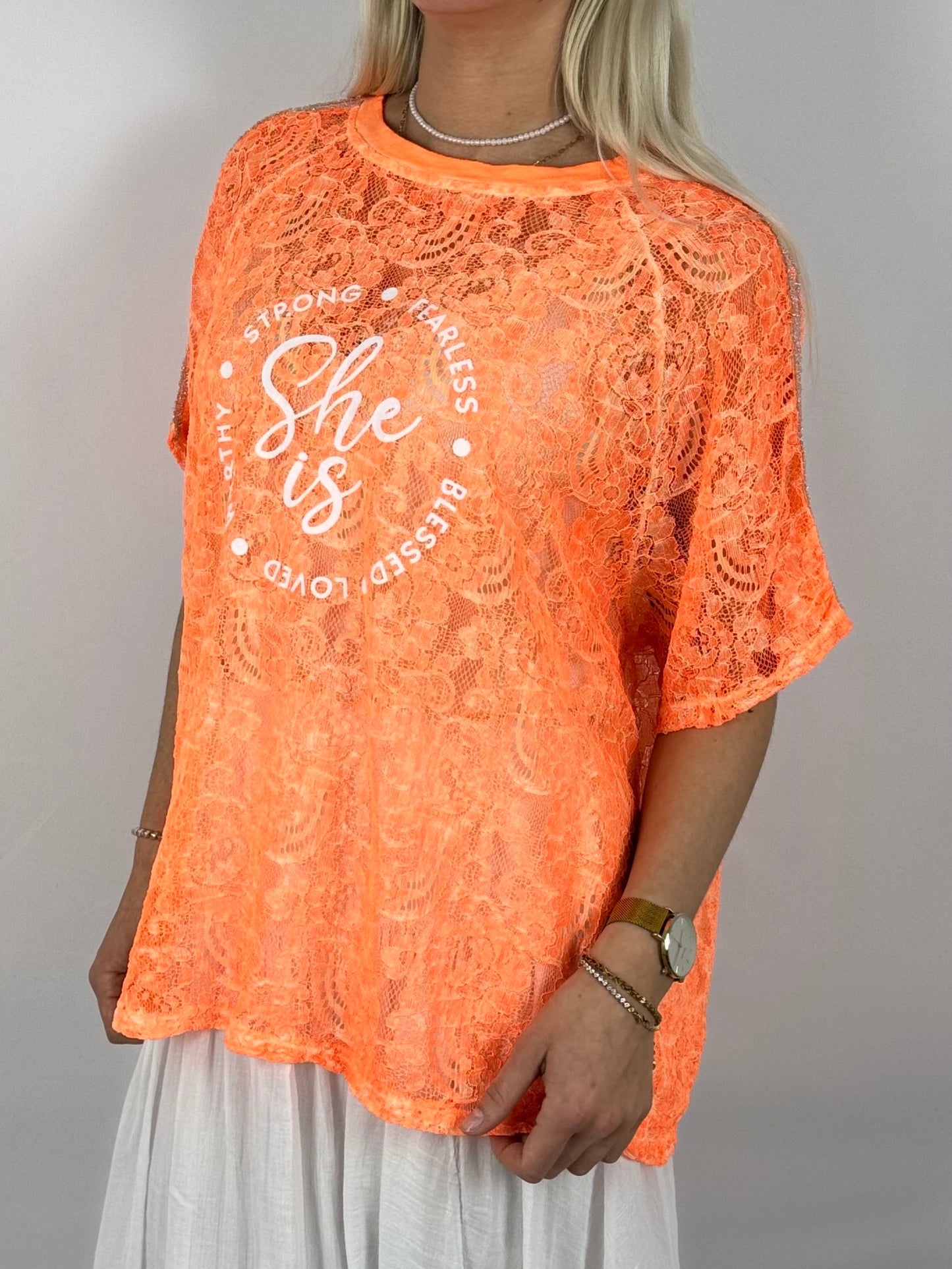 Spitzen-Shirt „She is…“ – Oversize Statement Shirt-Neon Orange