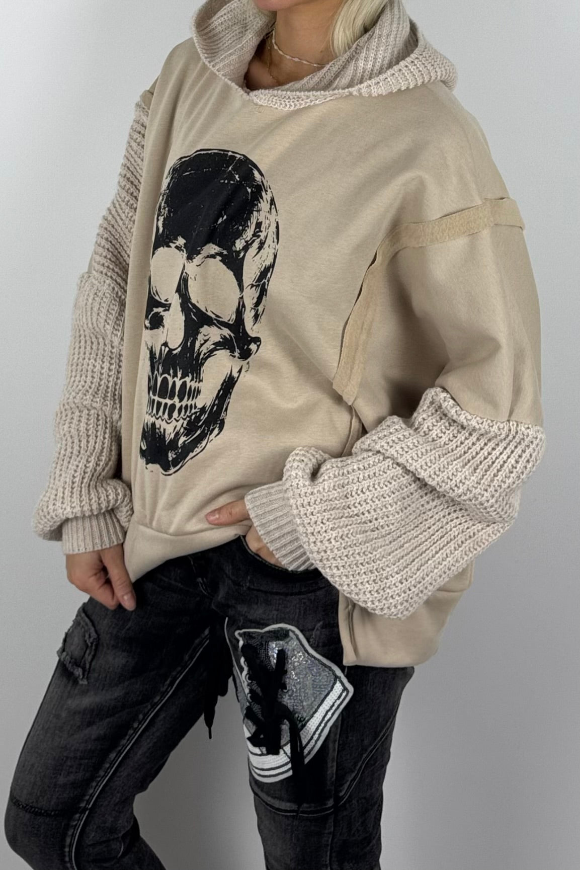 Damen-Hoodie mit Totenkopfprint und Strickdetails-Beige