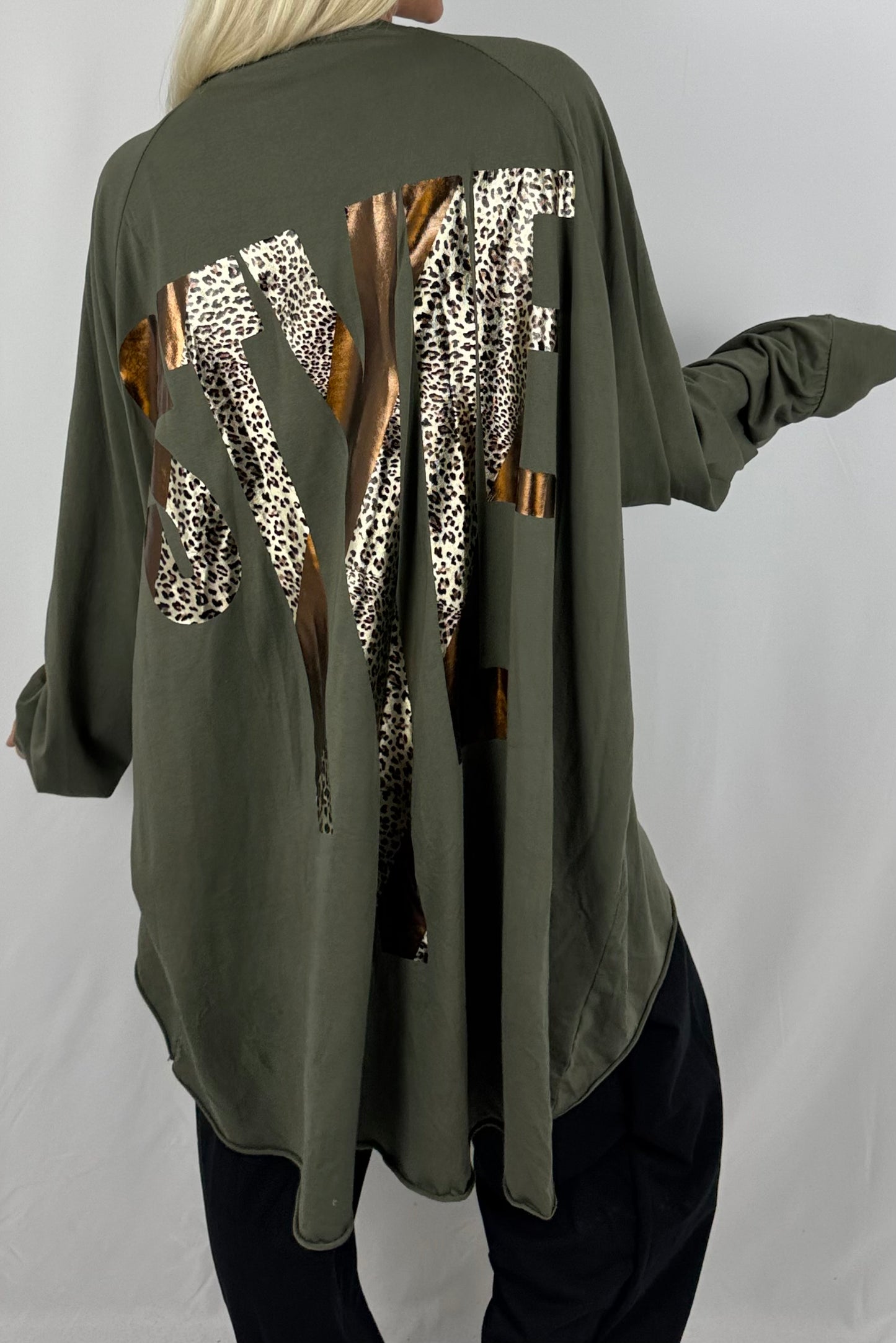 Oversize-Shirt „STYLE“ mit Leo-Print auf dem Rücken-Khaki