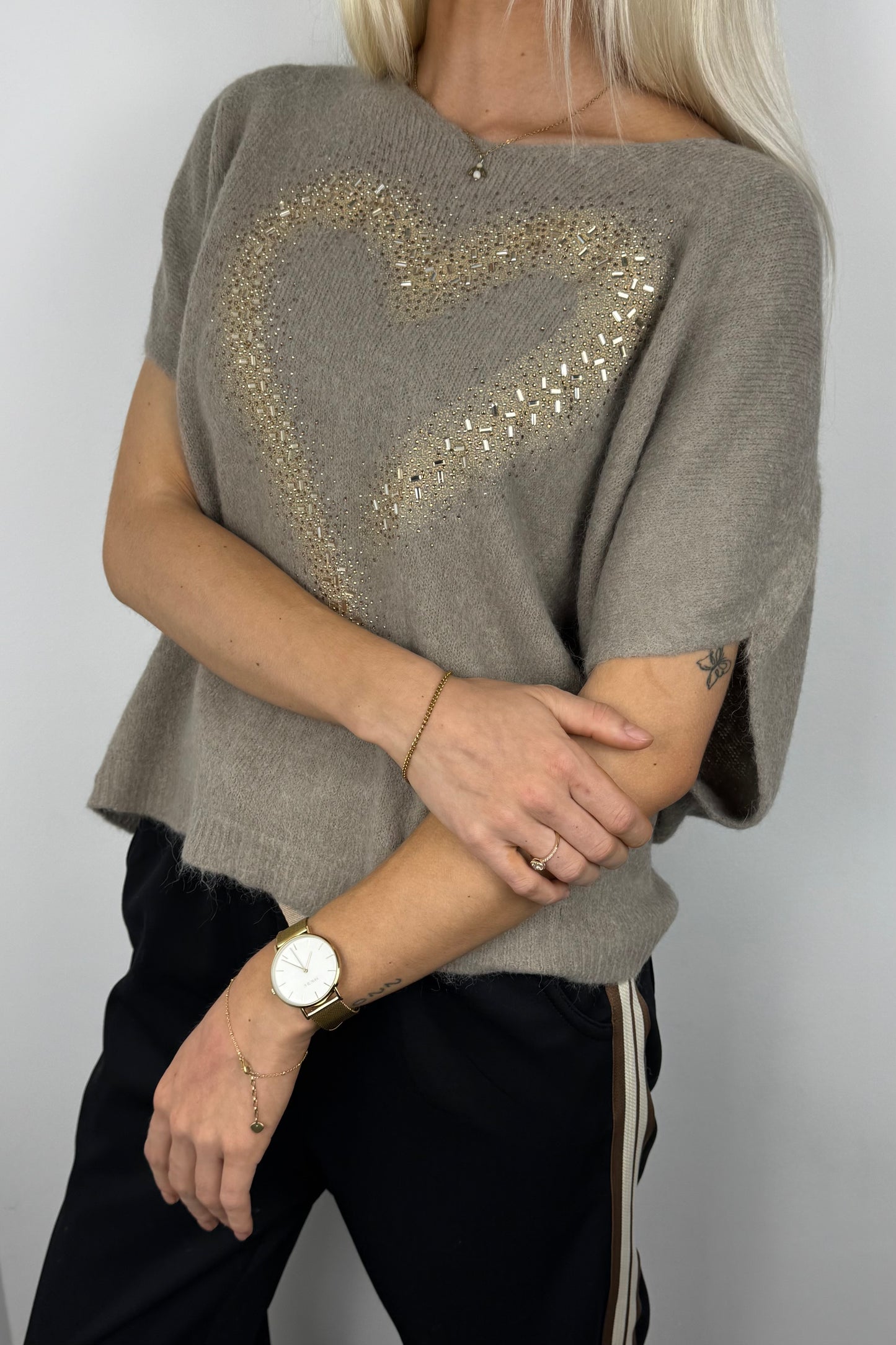 Pullover mit Herz-Design und Strassdetails –Mud