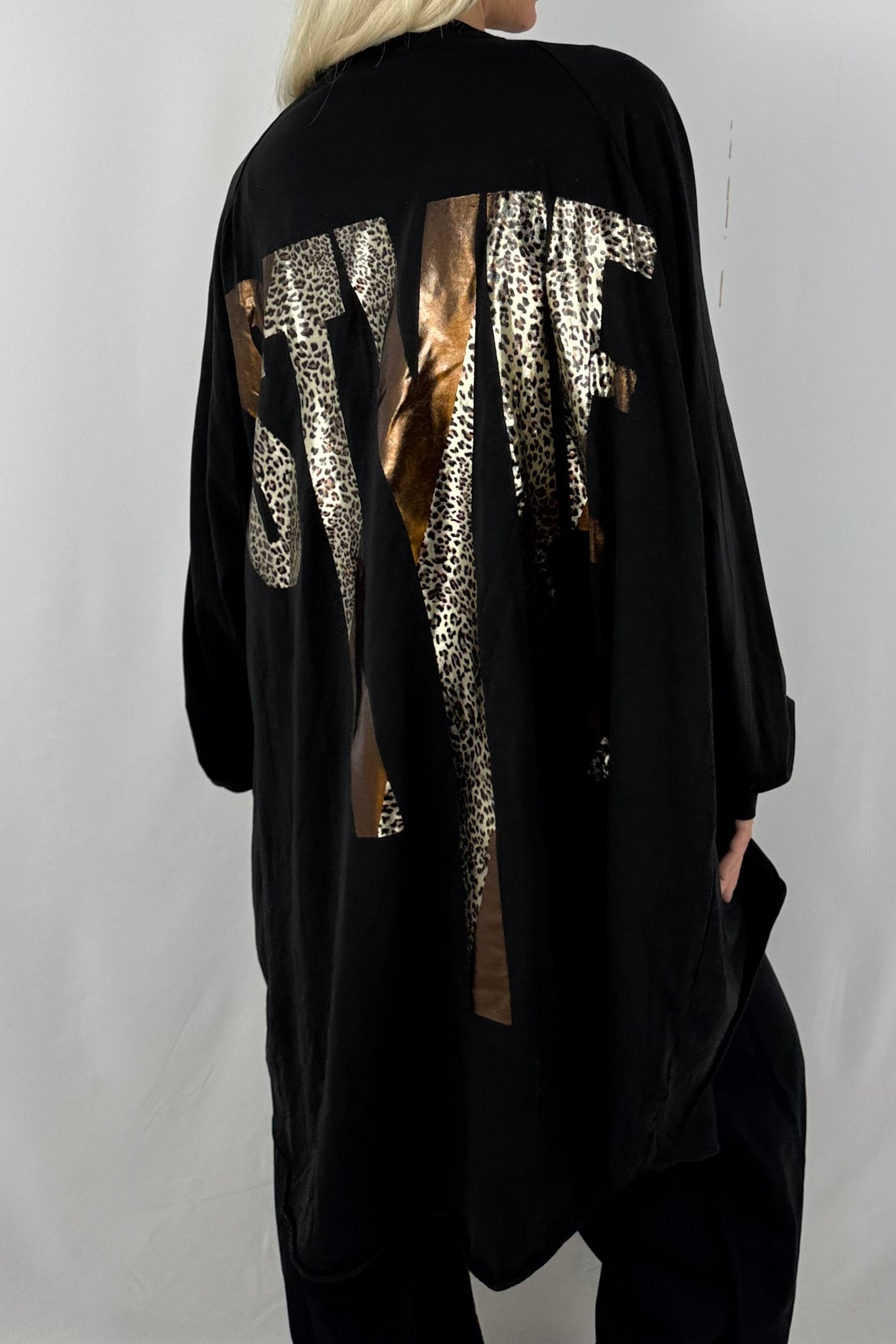 Oversize-Shirt „STYLE“ mit Leo-Print auf dem Rücken-Schwarz